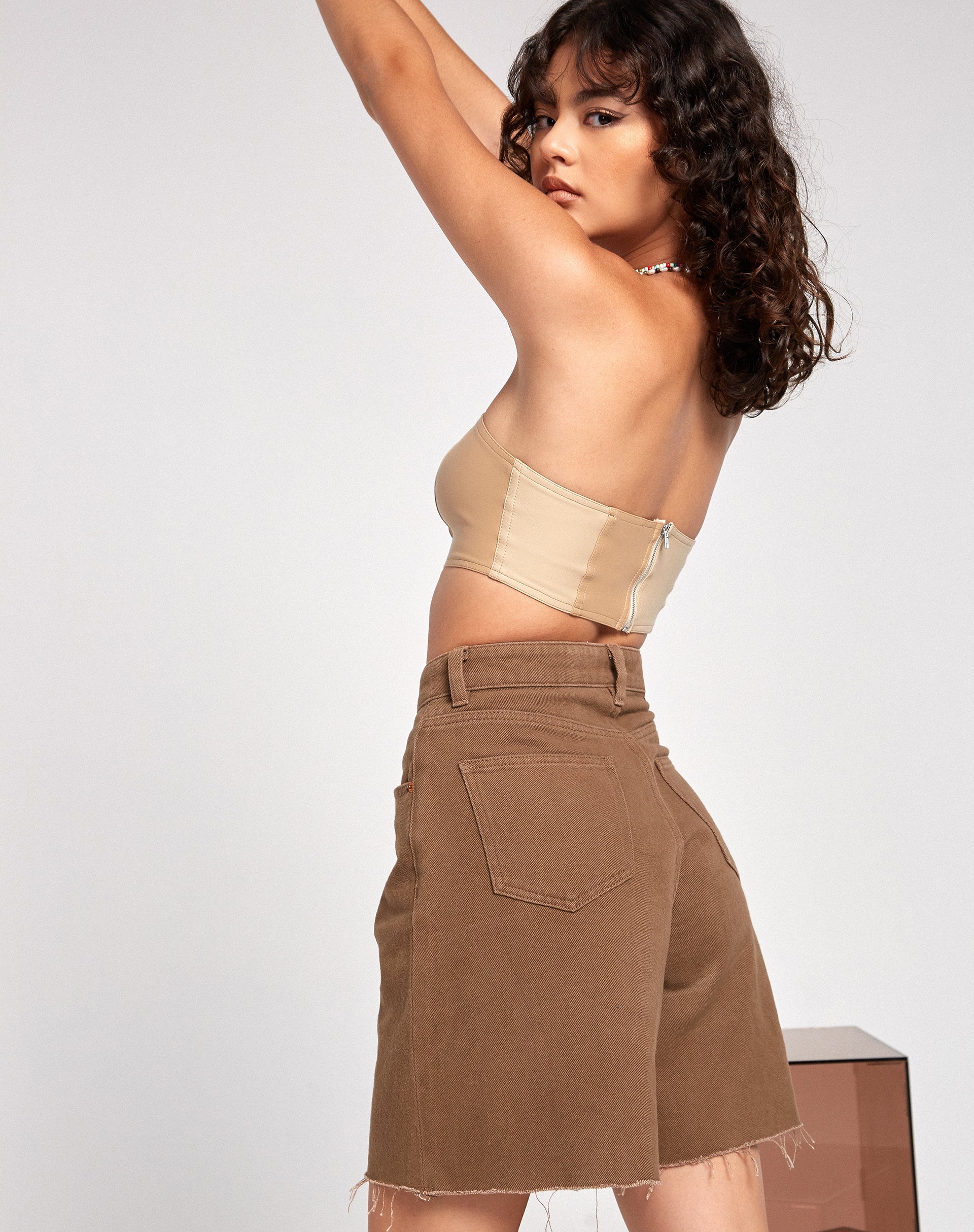 Immagine del pantaloncino di jeans loose fit in marrone ricco
