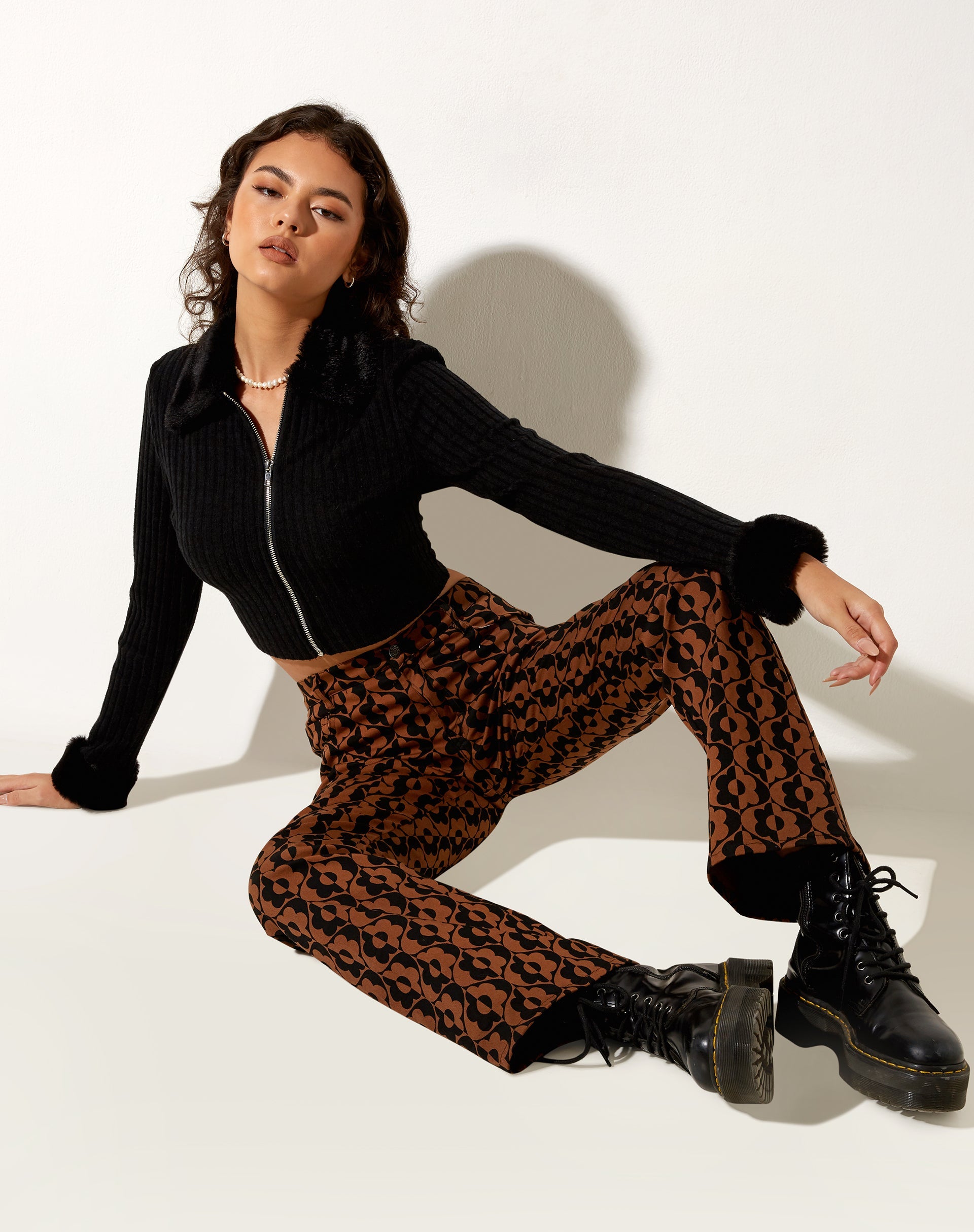 Immagine di Jopan: pantalone svasato in marrone a fiori ondulati