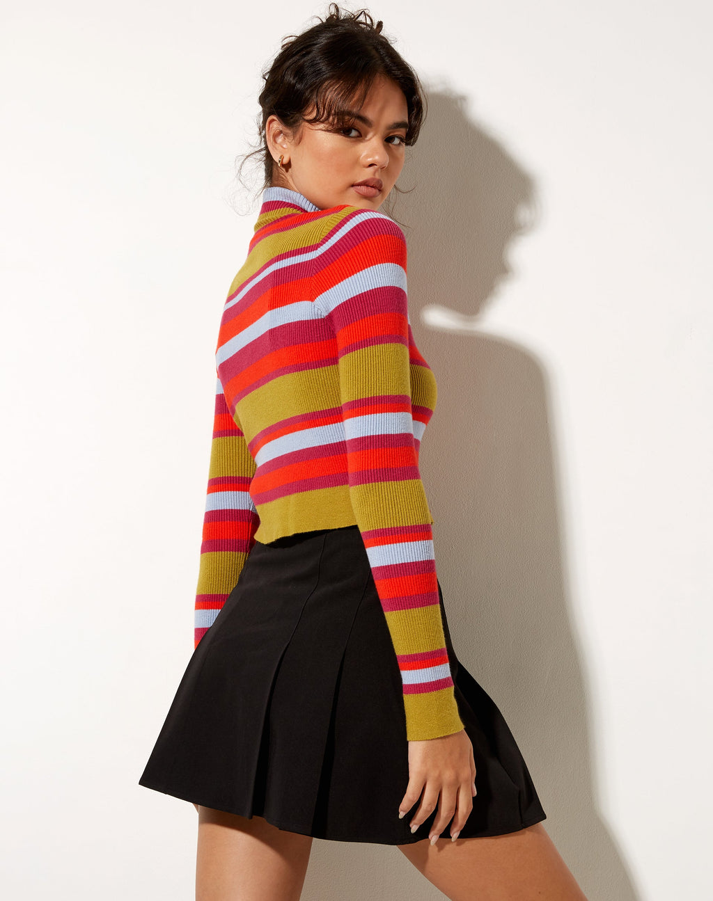 Top Josea a righe in arancione, viola e blu.