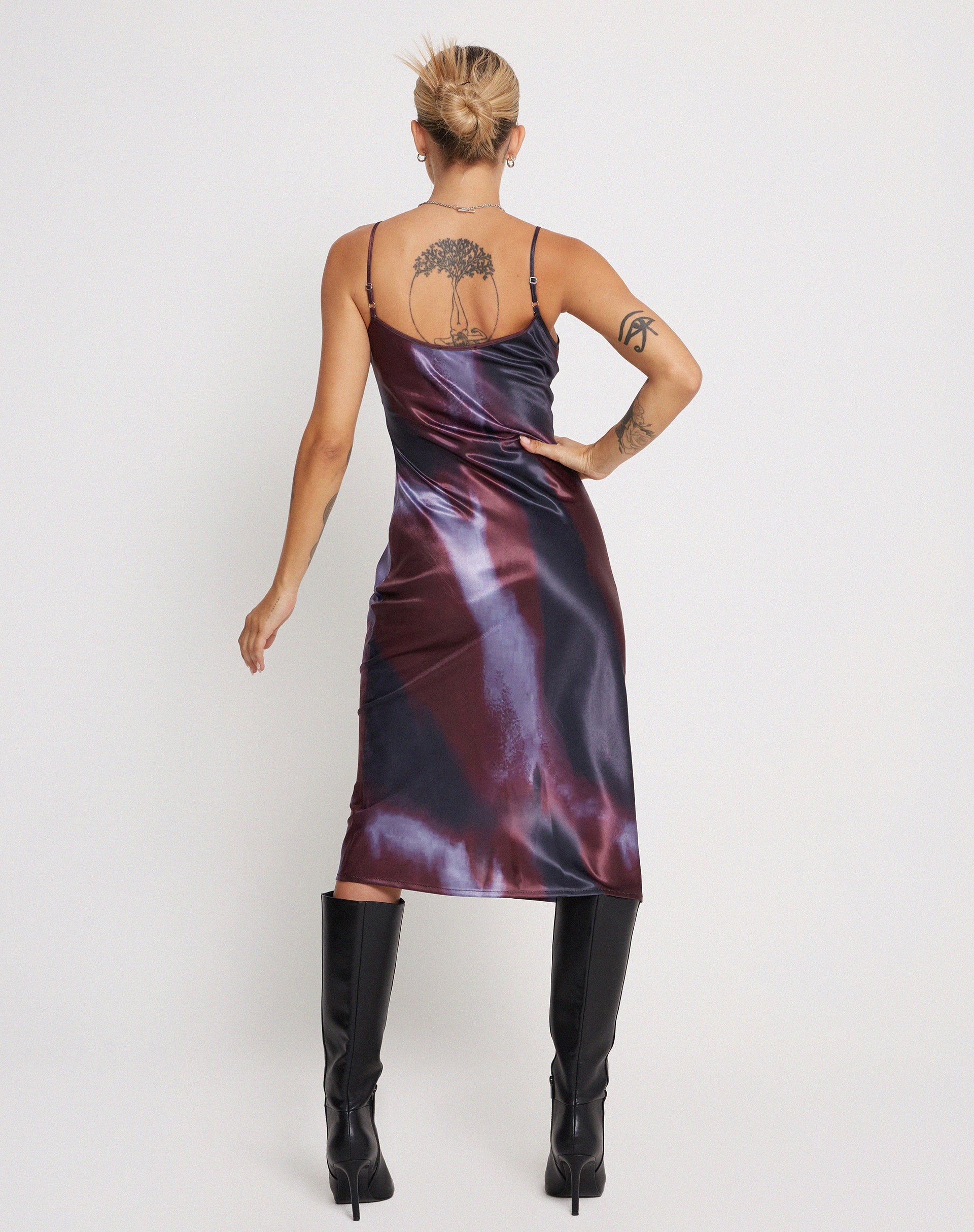Immagine di Juvina Midi Dress in raso acquerello prugna