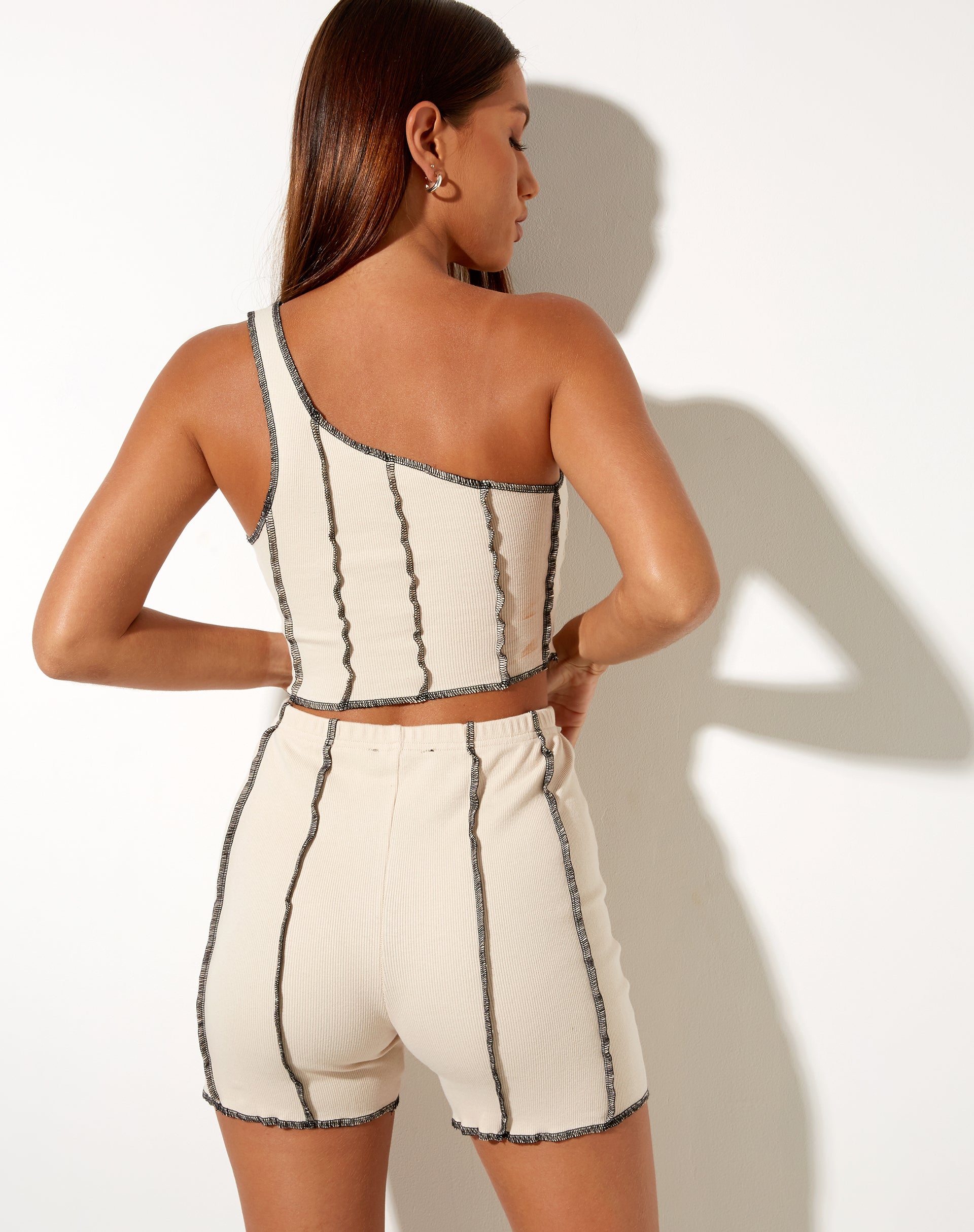 Immagine di Kala Short in Ecrù a coste con cuciture nere