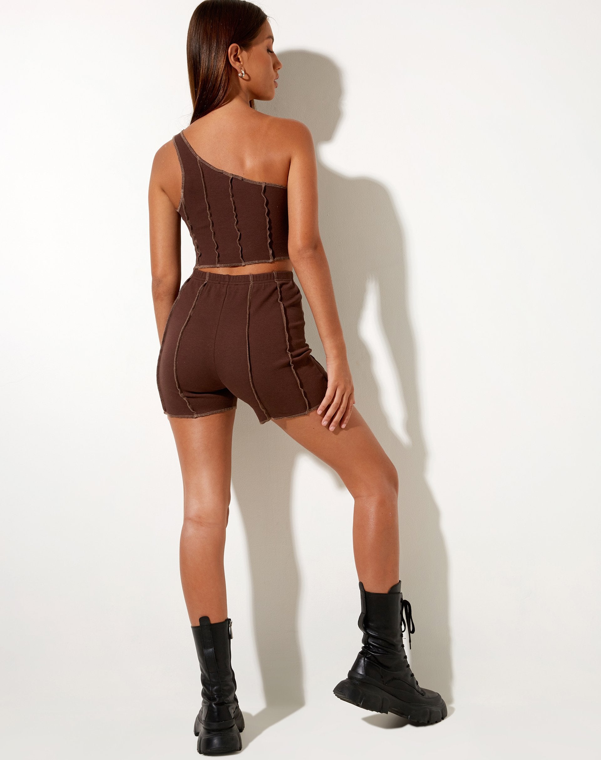 Immagine di Kala Short in Rib Deep Mahogany con cuciture marroni