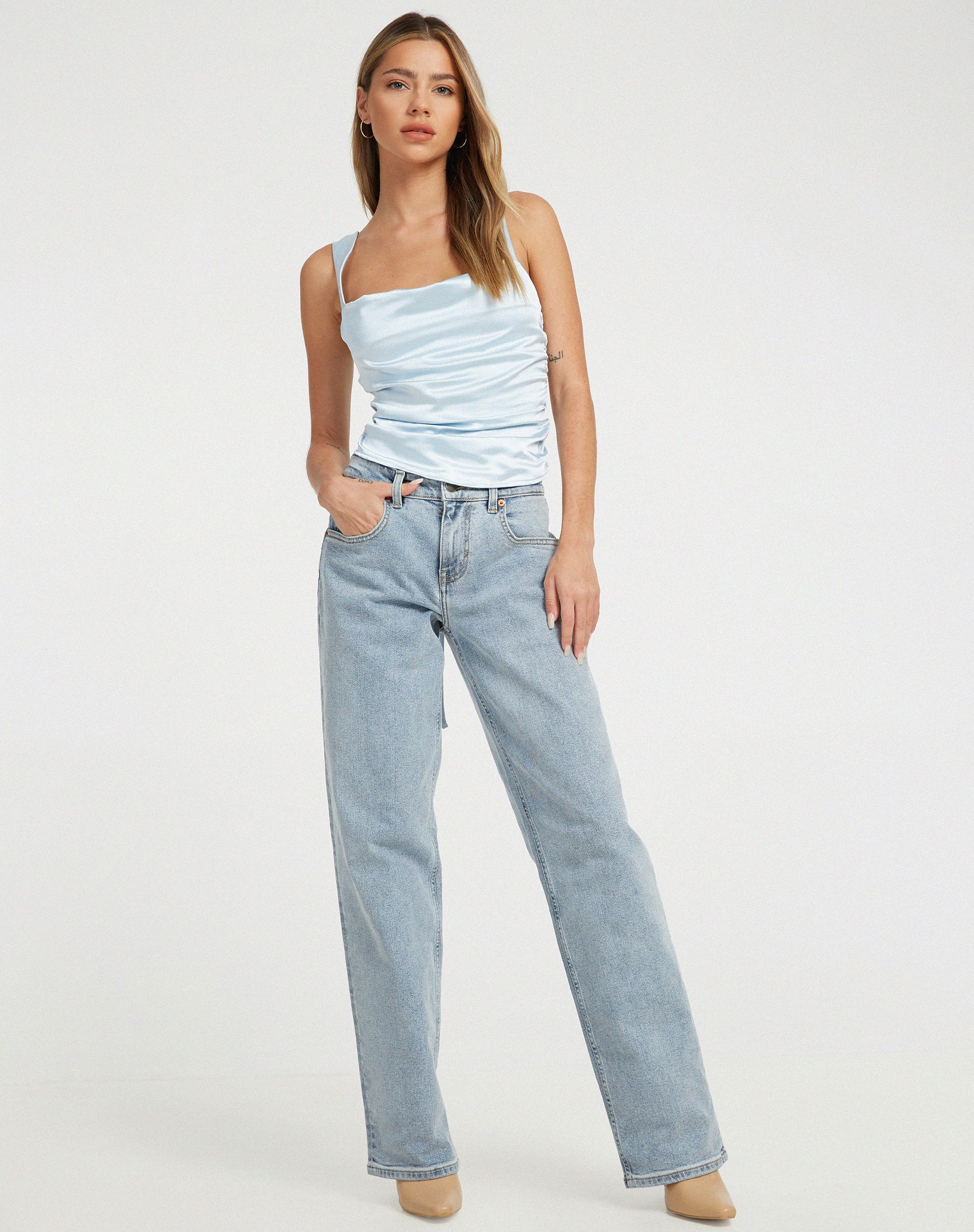 immagine di Kanaya Top in satin blu ghiaccio