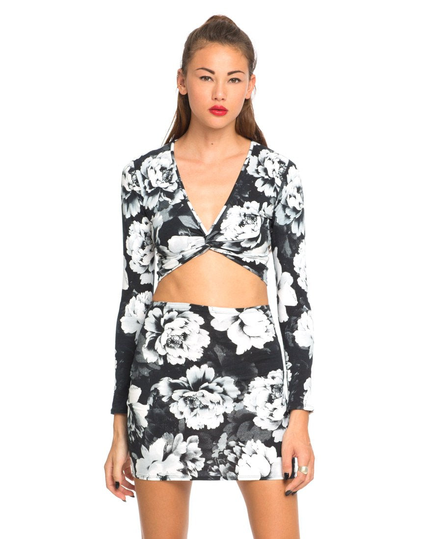 Immagine di Motel Kira Twist Front Crop in tonalità floreale nero bianco