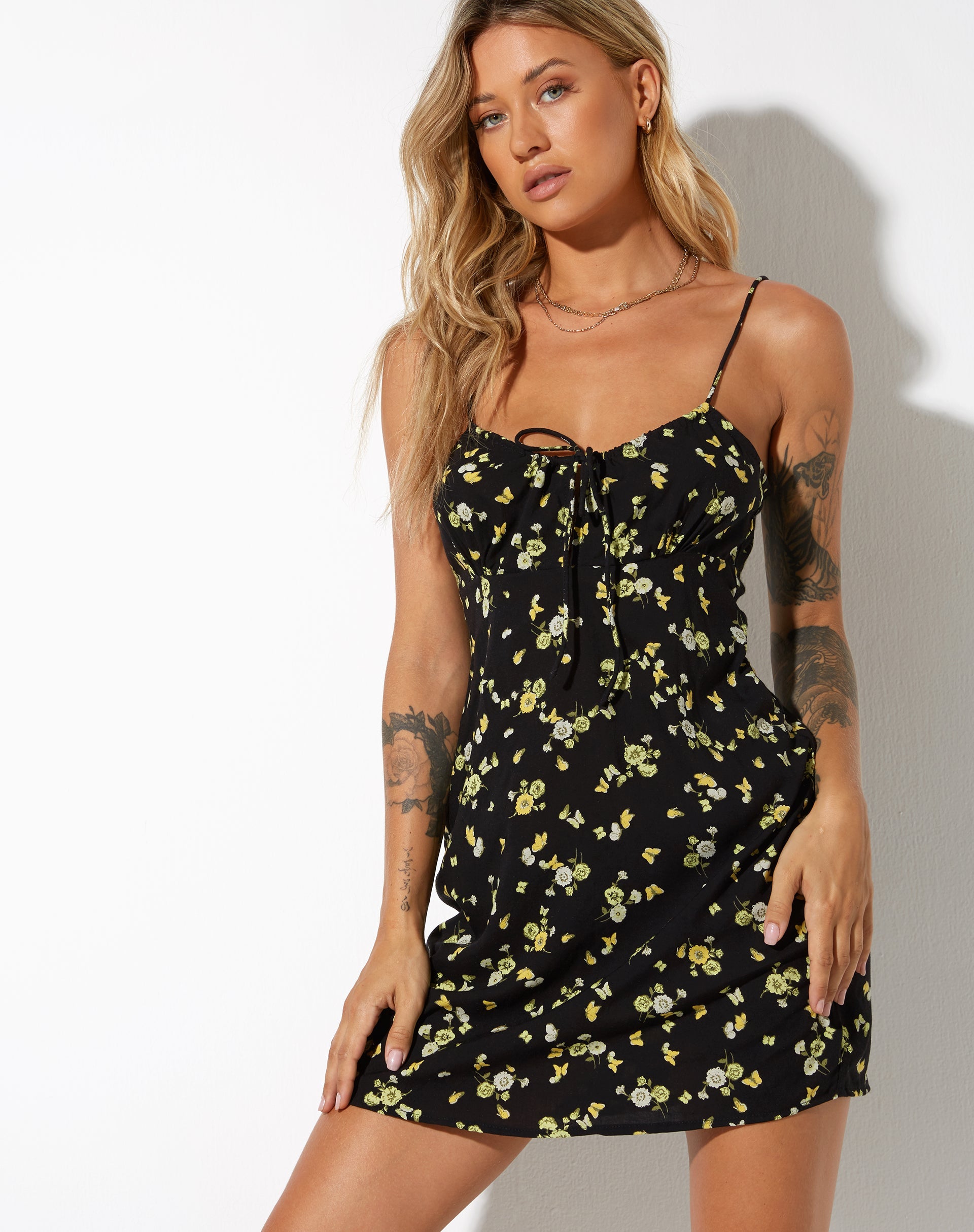 immagine di Kumala Slip Dress in nero limone e lime