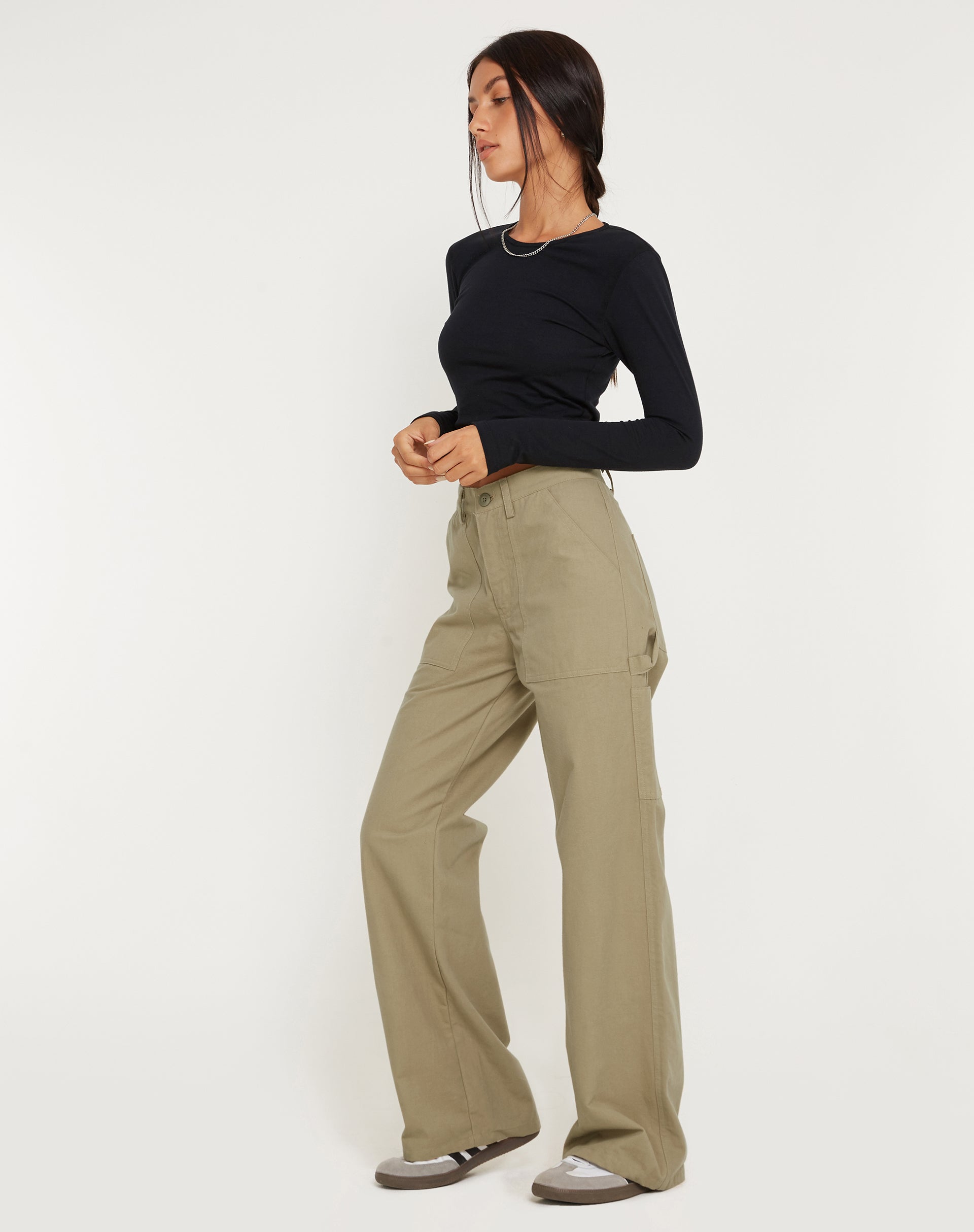 immagine del pantalone a gamba larga Kusnaedi in pietra
