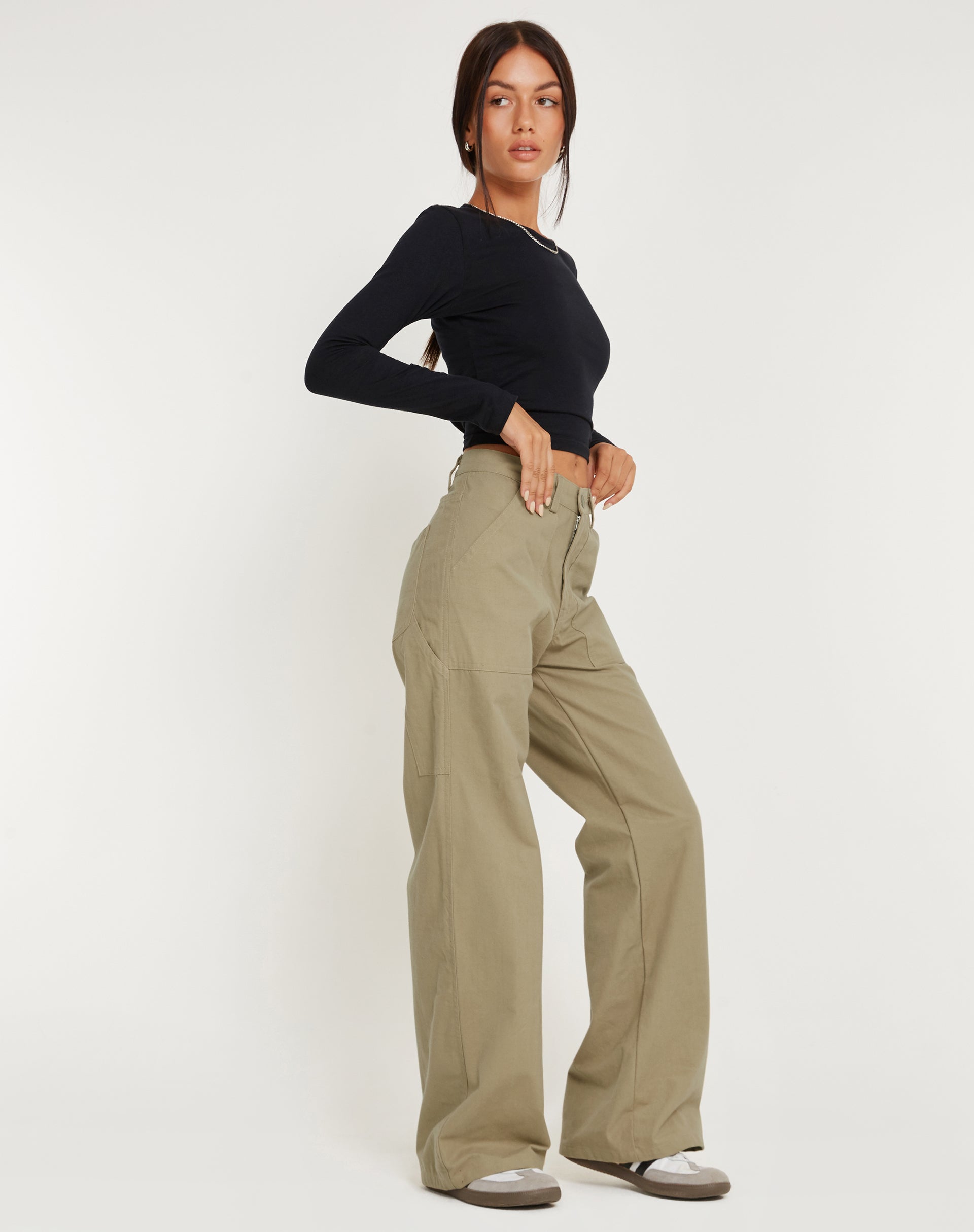 immagine del pantalone a gamba larga Kusnaedi in pietra