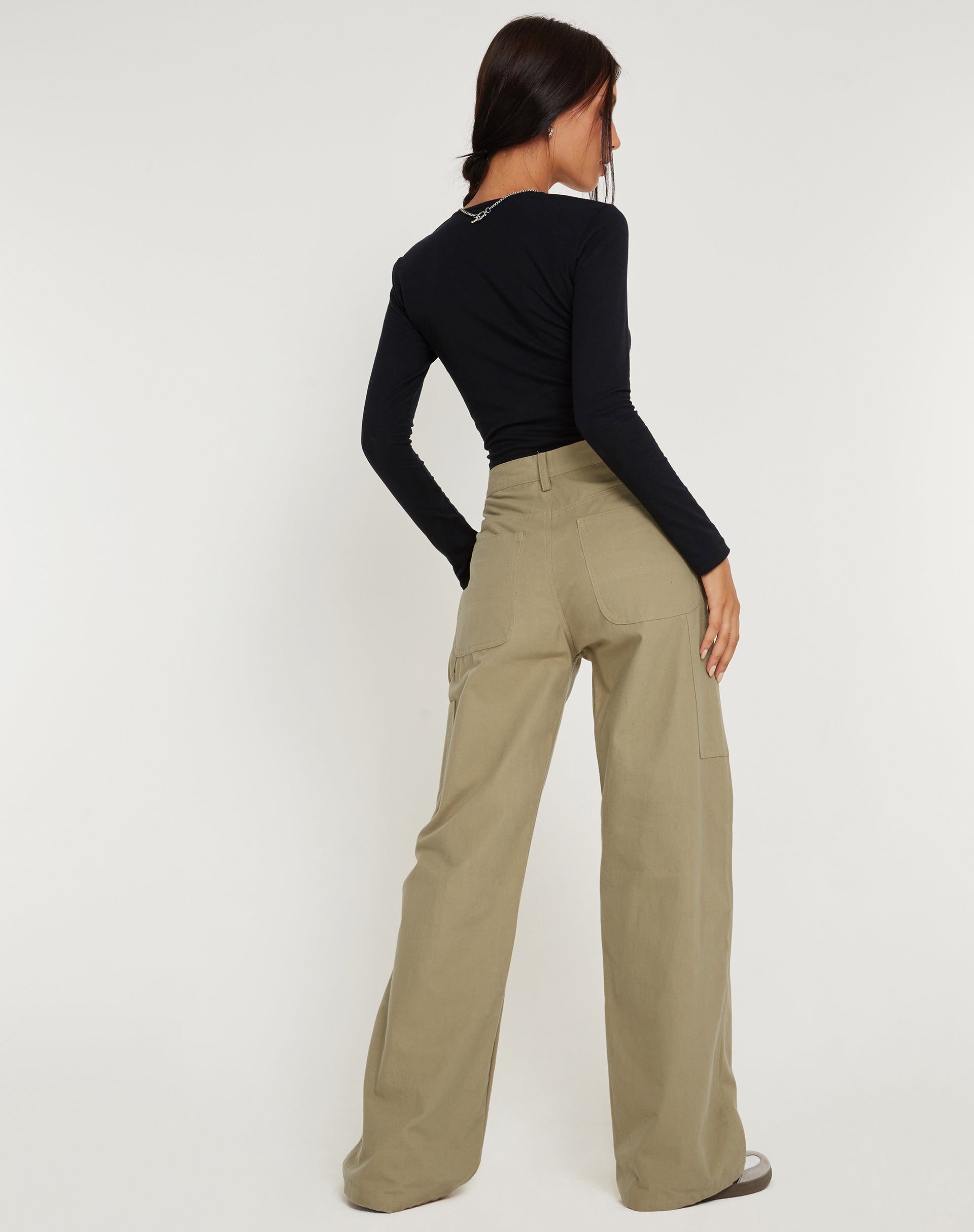 immagine del pantalone a gamba larga Kusnaedi in pietra