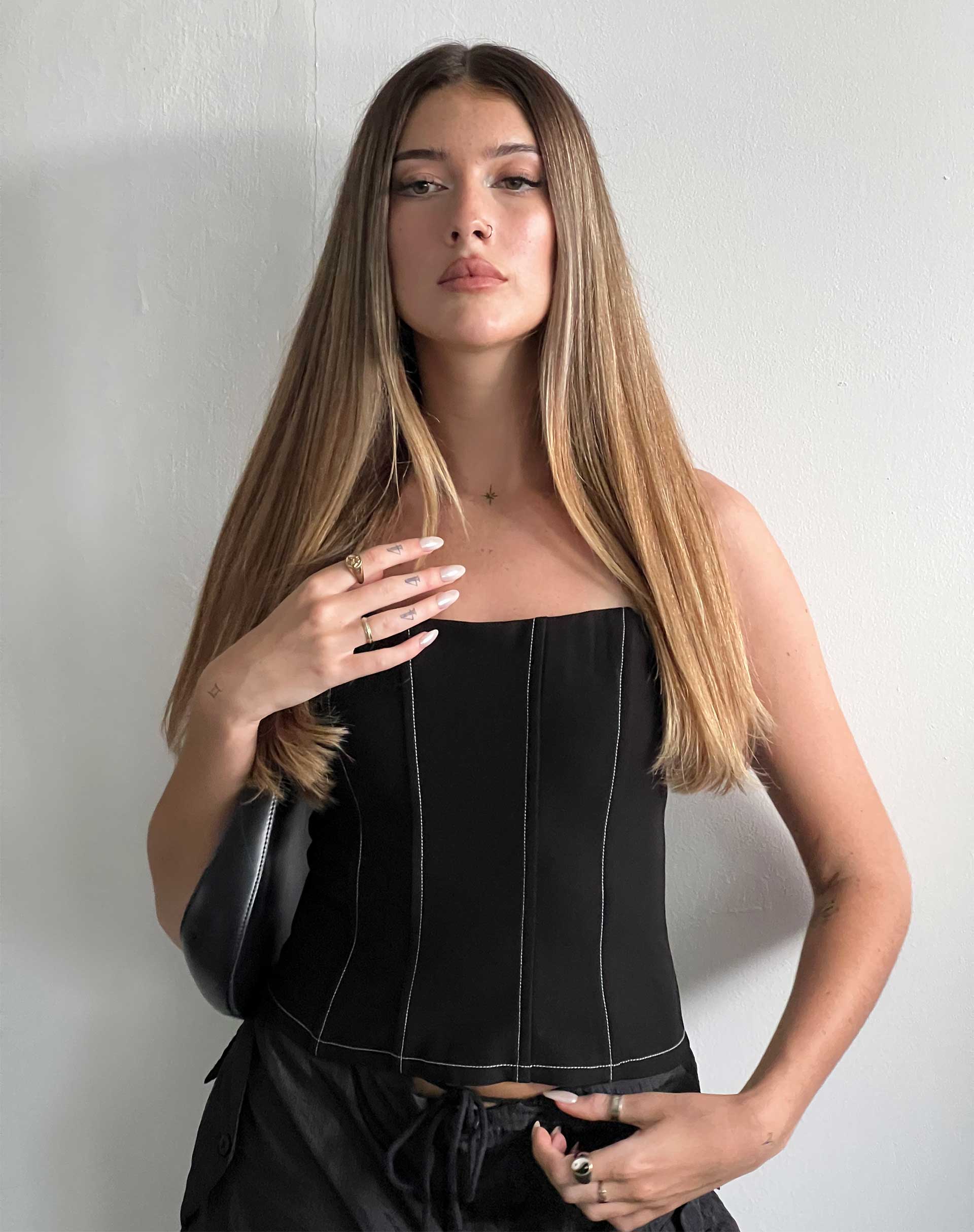 immagine di Kyana Corset Top in nero con cuciture bianche