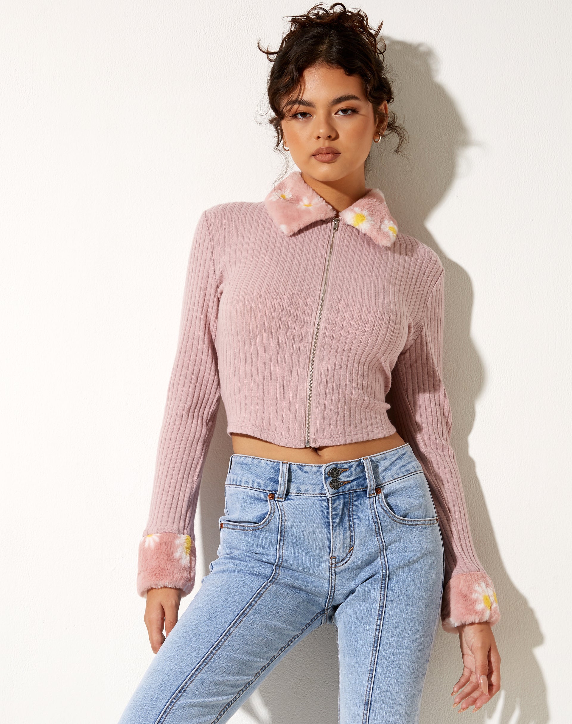 Immagine di Larita Cardi in maglia rosa scuro