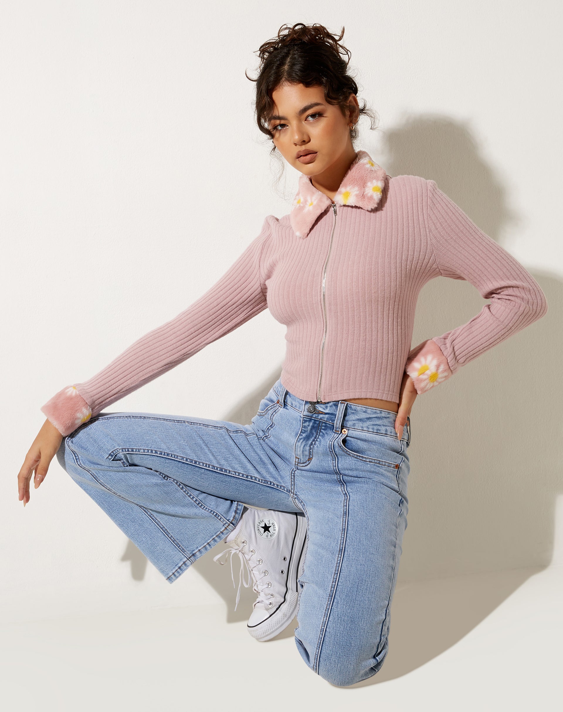 Immagine di Larita Cardi in maglia rosa scuro