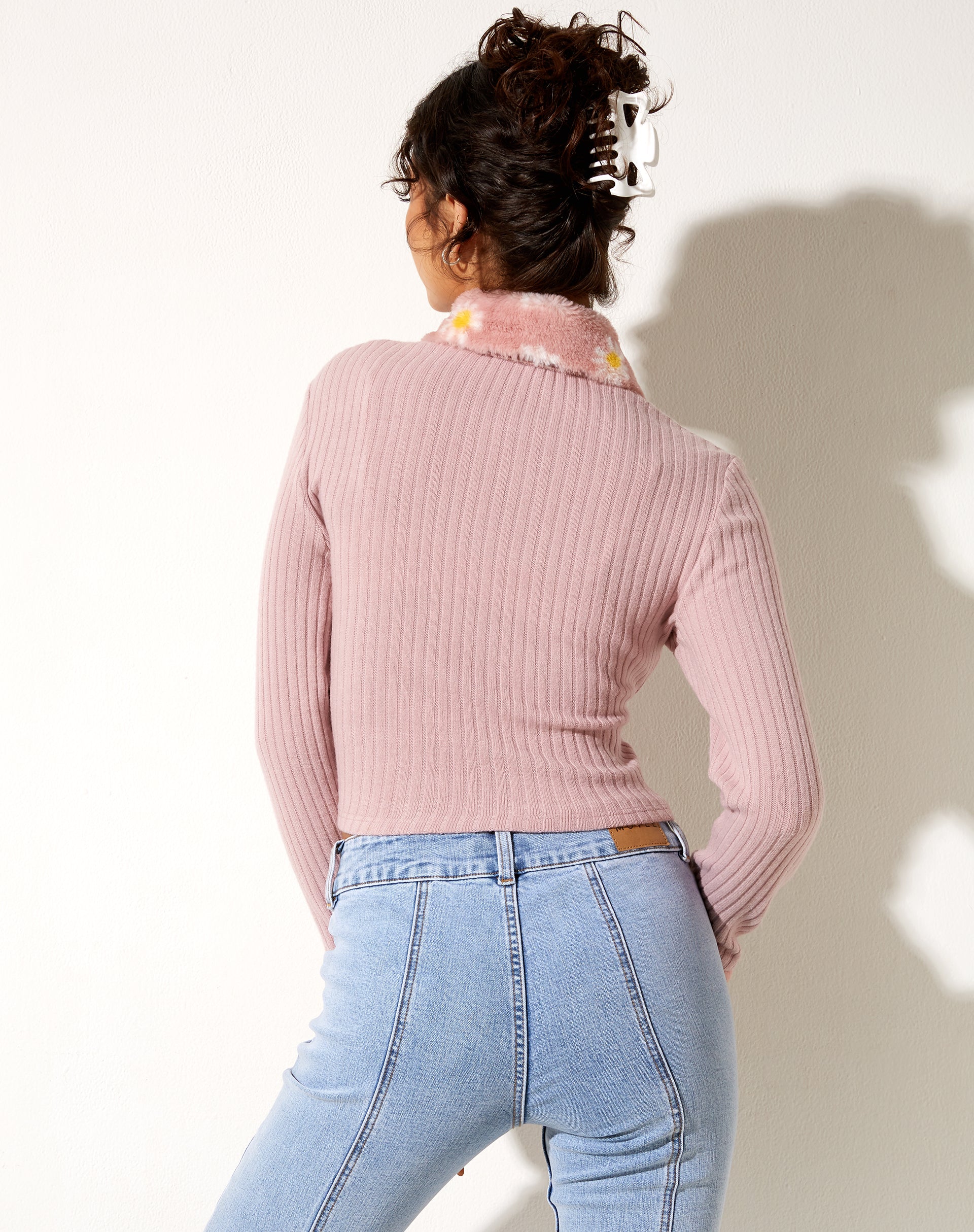 Immagine di Larita Cardi in maglia rosa scuro