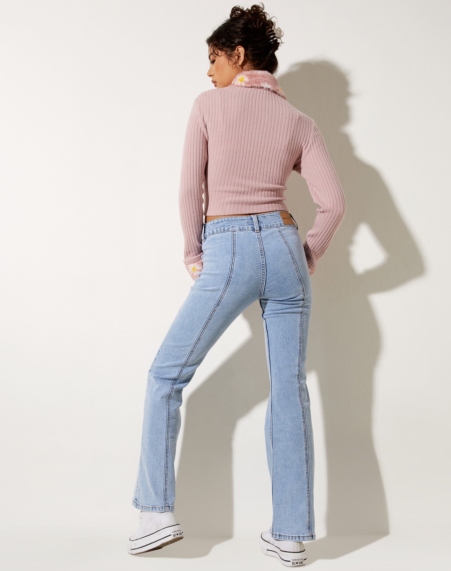 Immagine di Larita Cardi in maglia rosa scuro