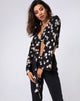 Immagine di Laya Wrap Top in Grunge Daisy Floral
