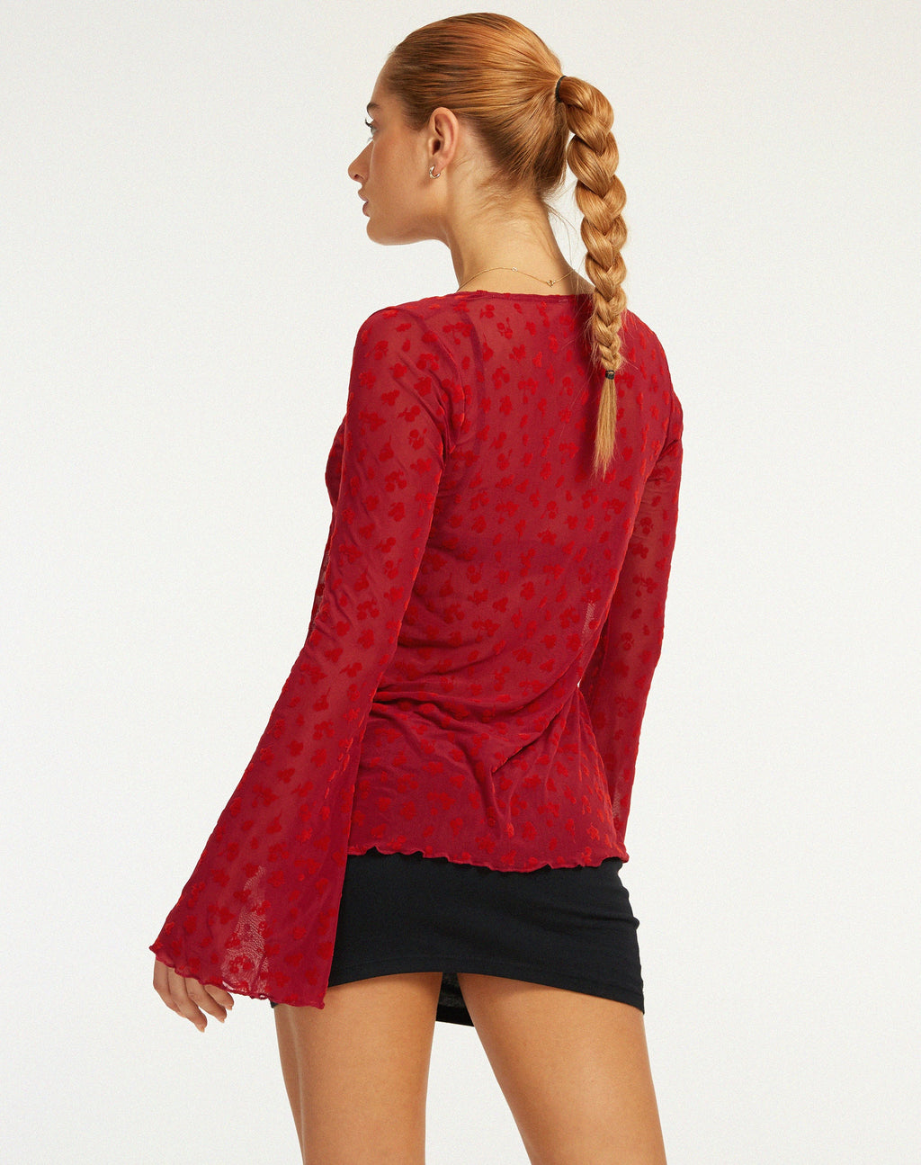 Leony Cardi in maglia rossa