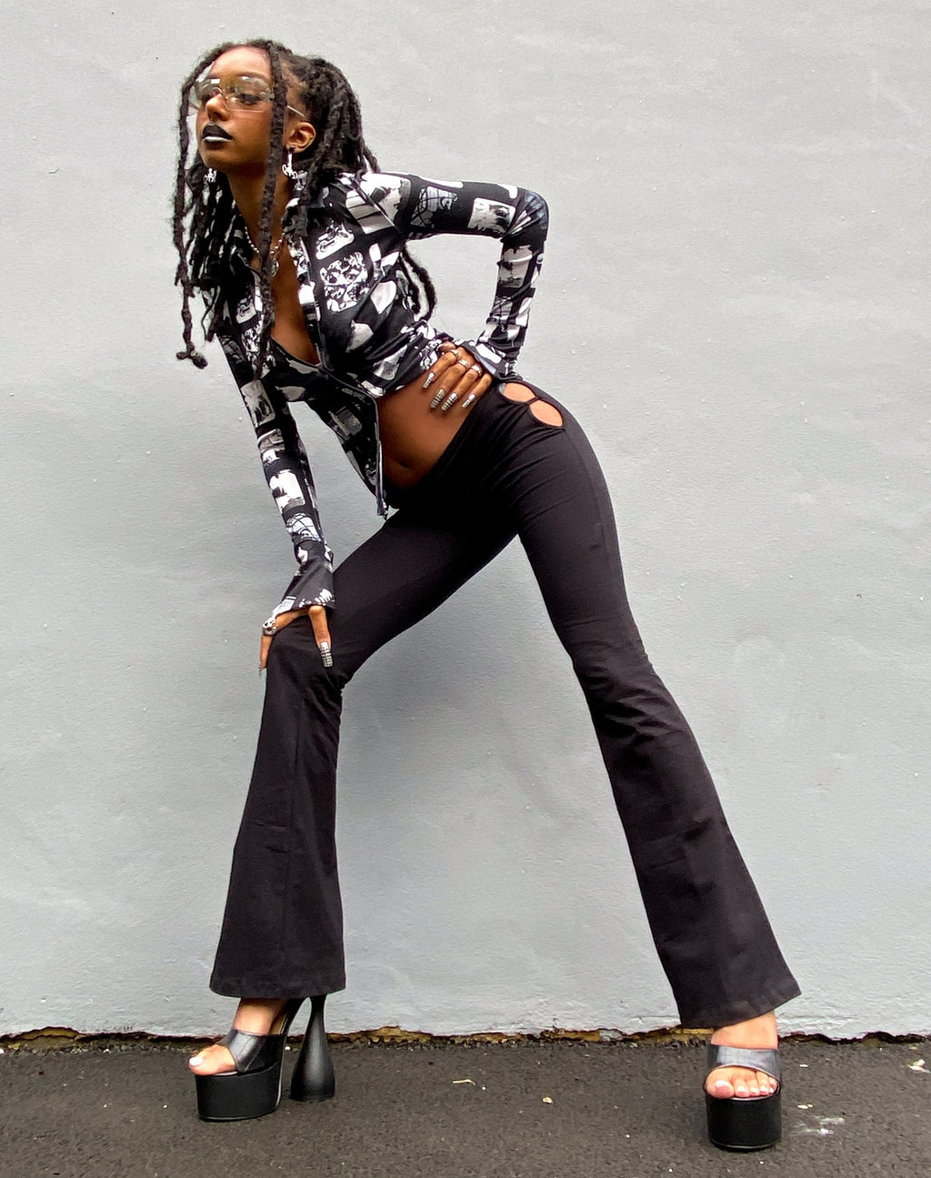 Pantaloni svasati Suwan in nero