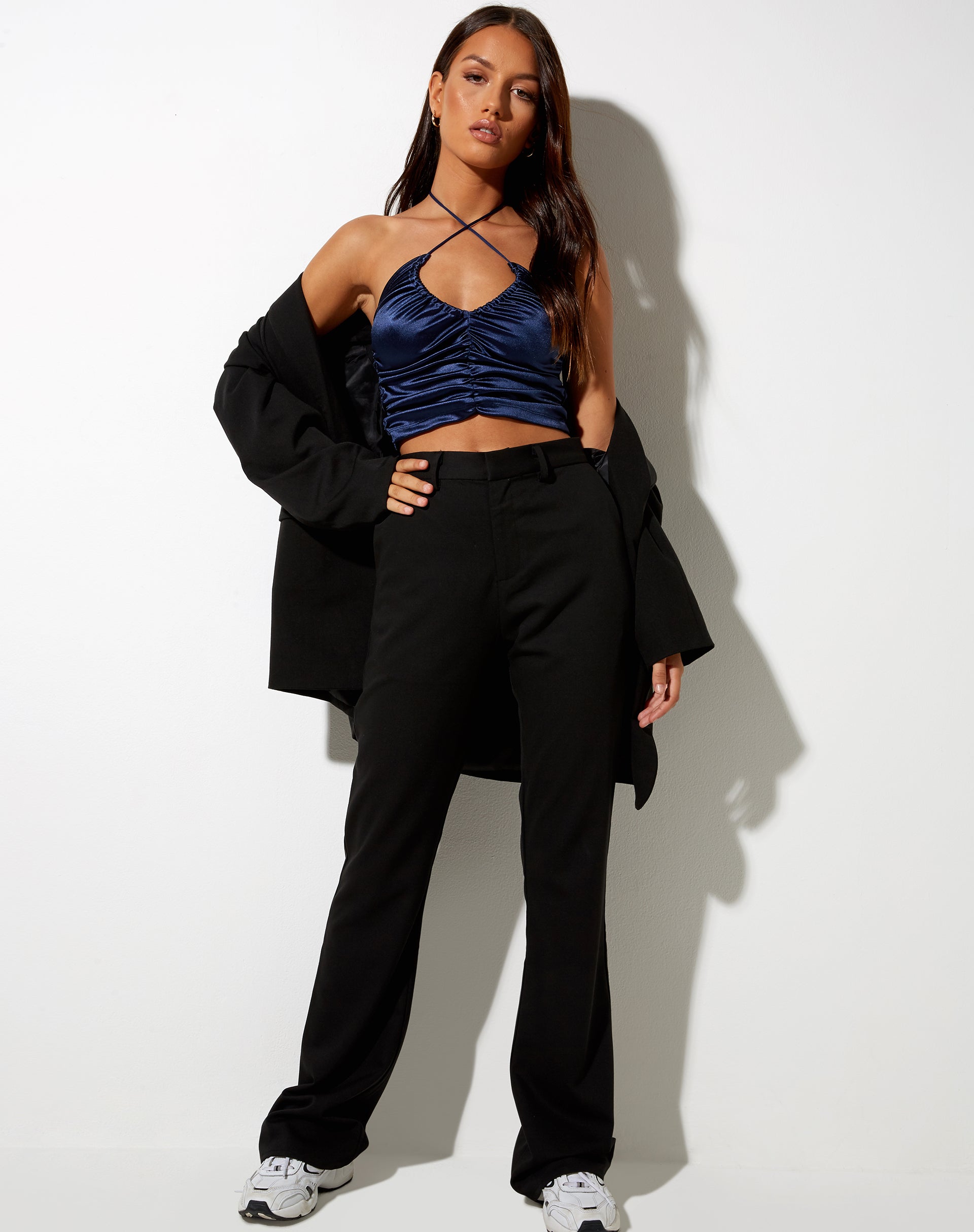 Immagine di Lily Crop Top in raso spandex blu inchiostro