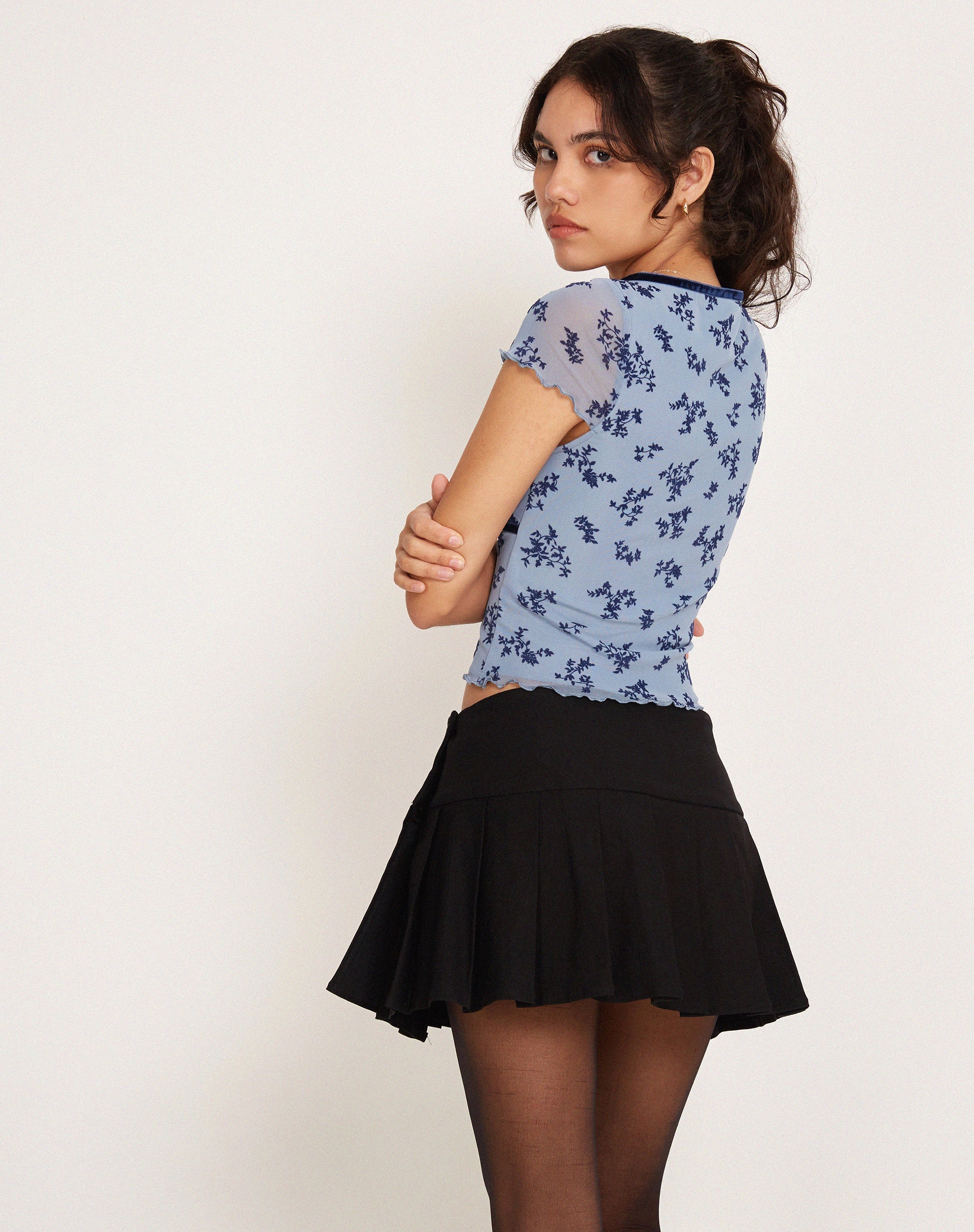 Immagine del top a rete Livi in blu chiaro e blu navy con floccatura botanica