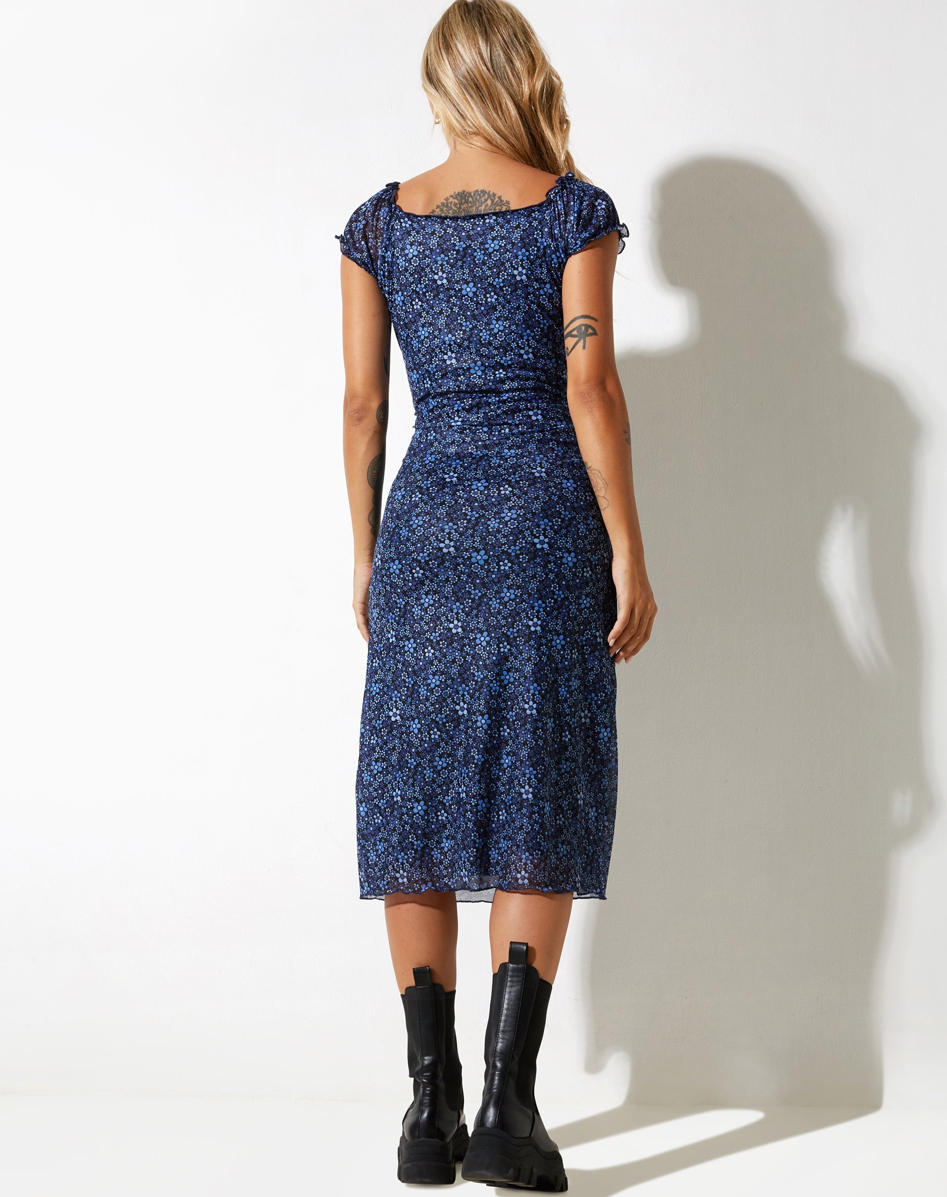 immagine di Lona Midi Dress in Flower Garden Blue
