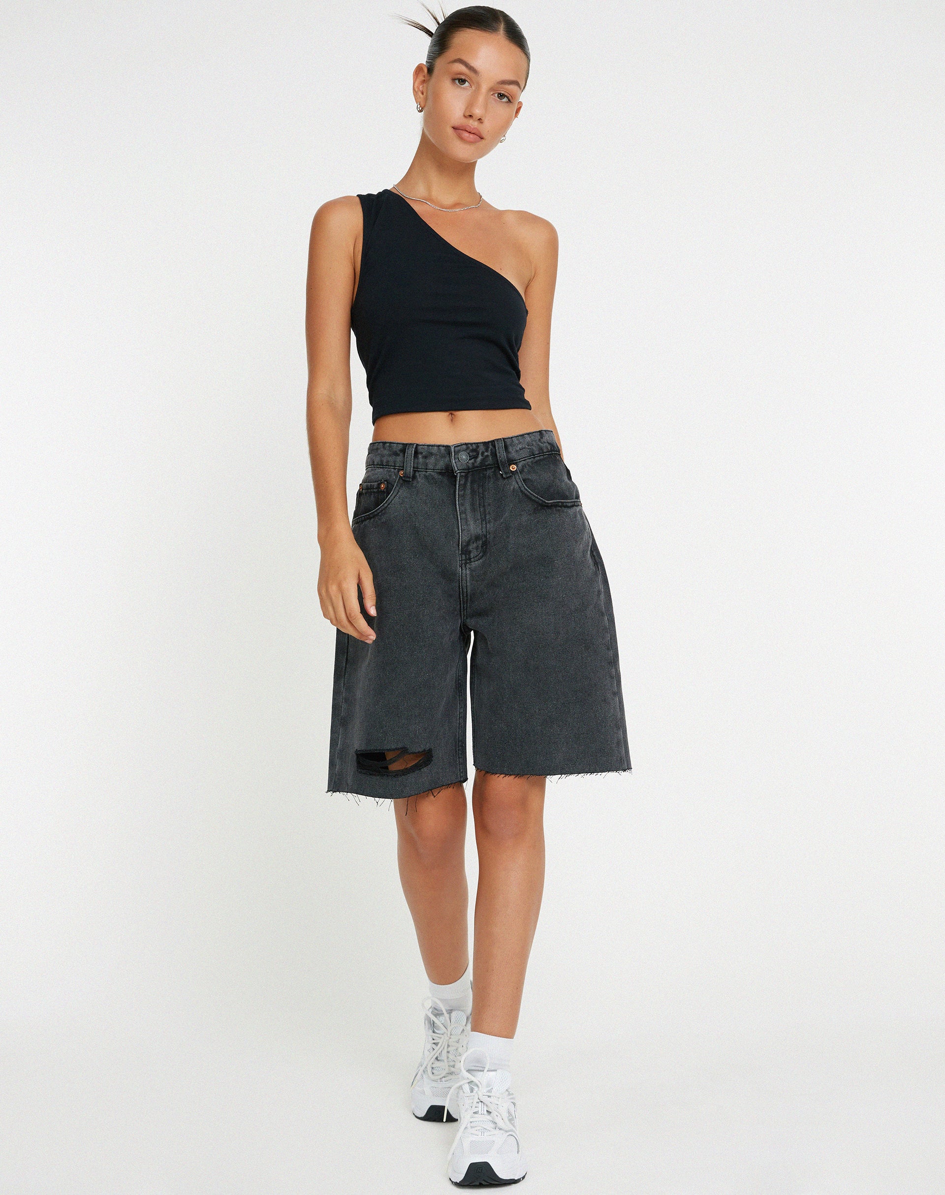 IMMAGINE DEL PANTALONCINO IN DENIM DAD LONGLINE CON LAVAGGIO NERO