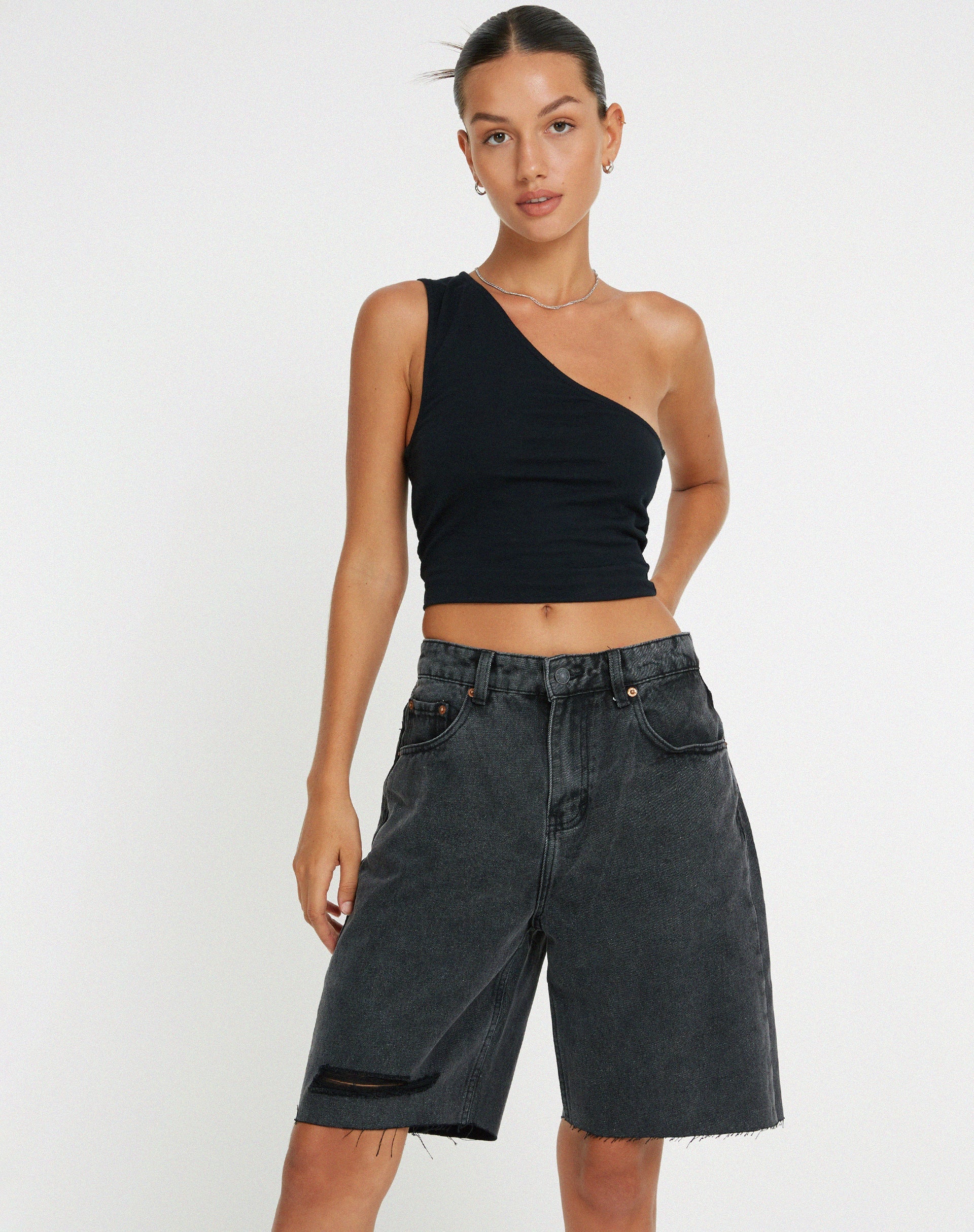 IMMAGINE DEL PANTALONCINO IN DENIM DAD LONGLINE CON LAVAGGIO NERO