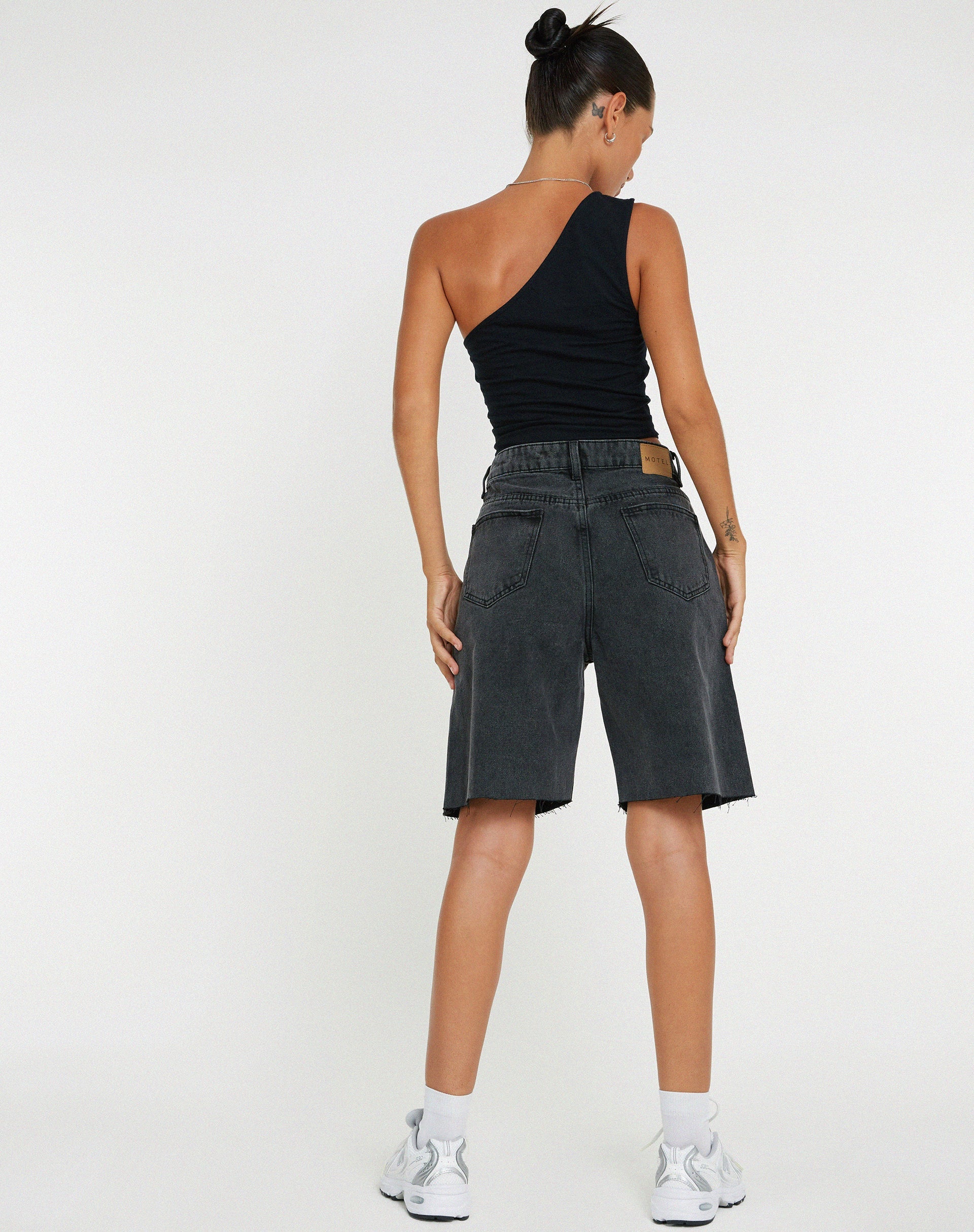 IMMAGINE DEL PANTALONCINO IN DENIM DAD LONGLINE CON LAVAGGIO NERO