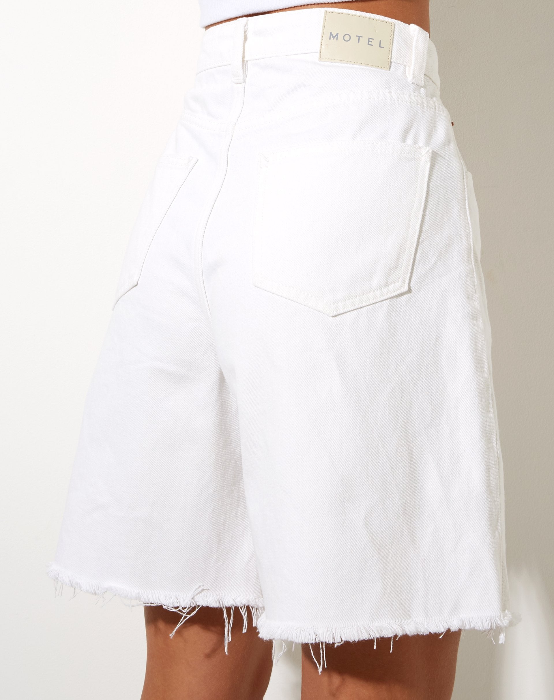 Immagine del pantaloncino in denim loose fit con lavaggio bianco