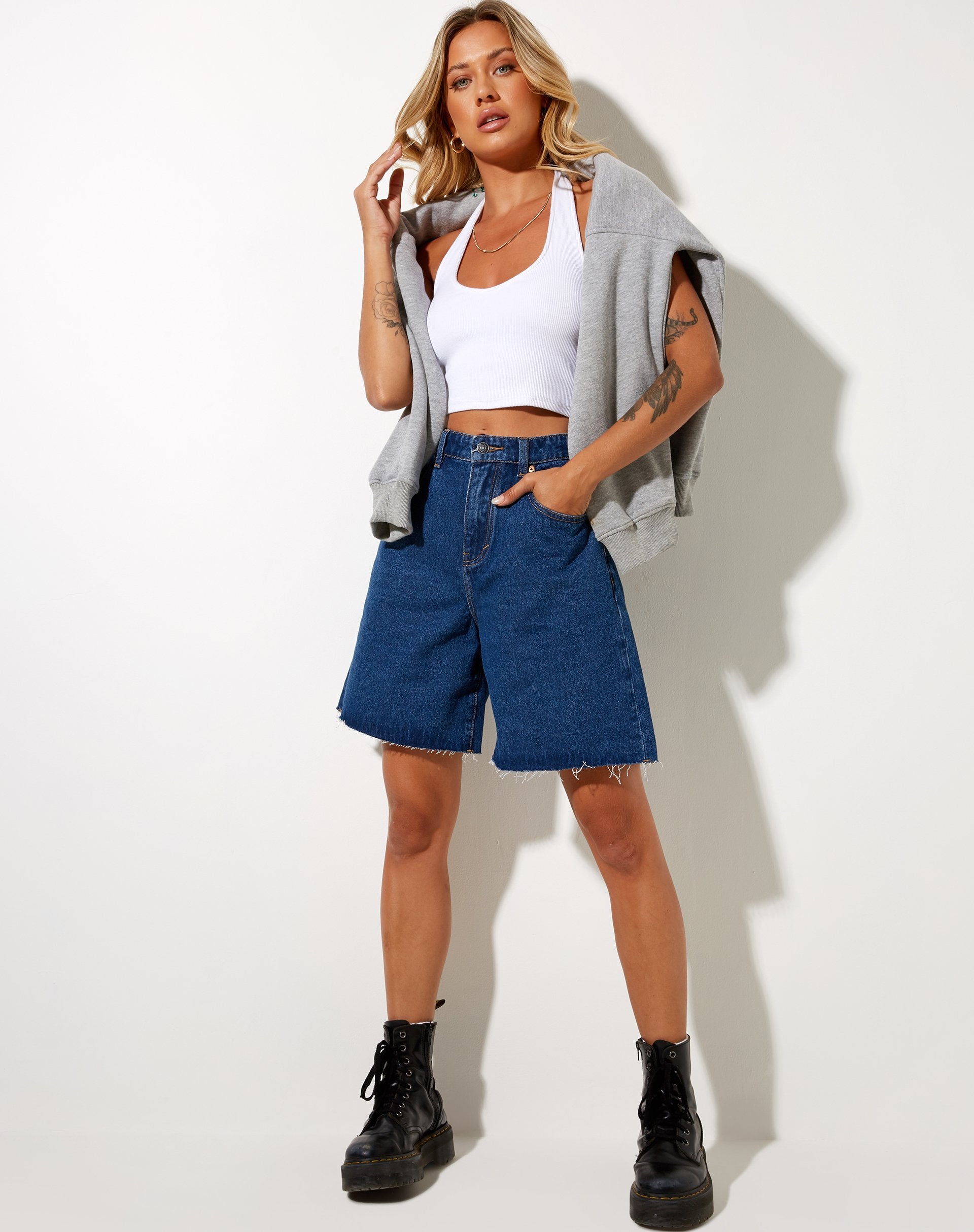 Immagine del pantaloncino di jeans loose fit in blu classico