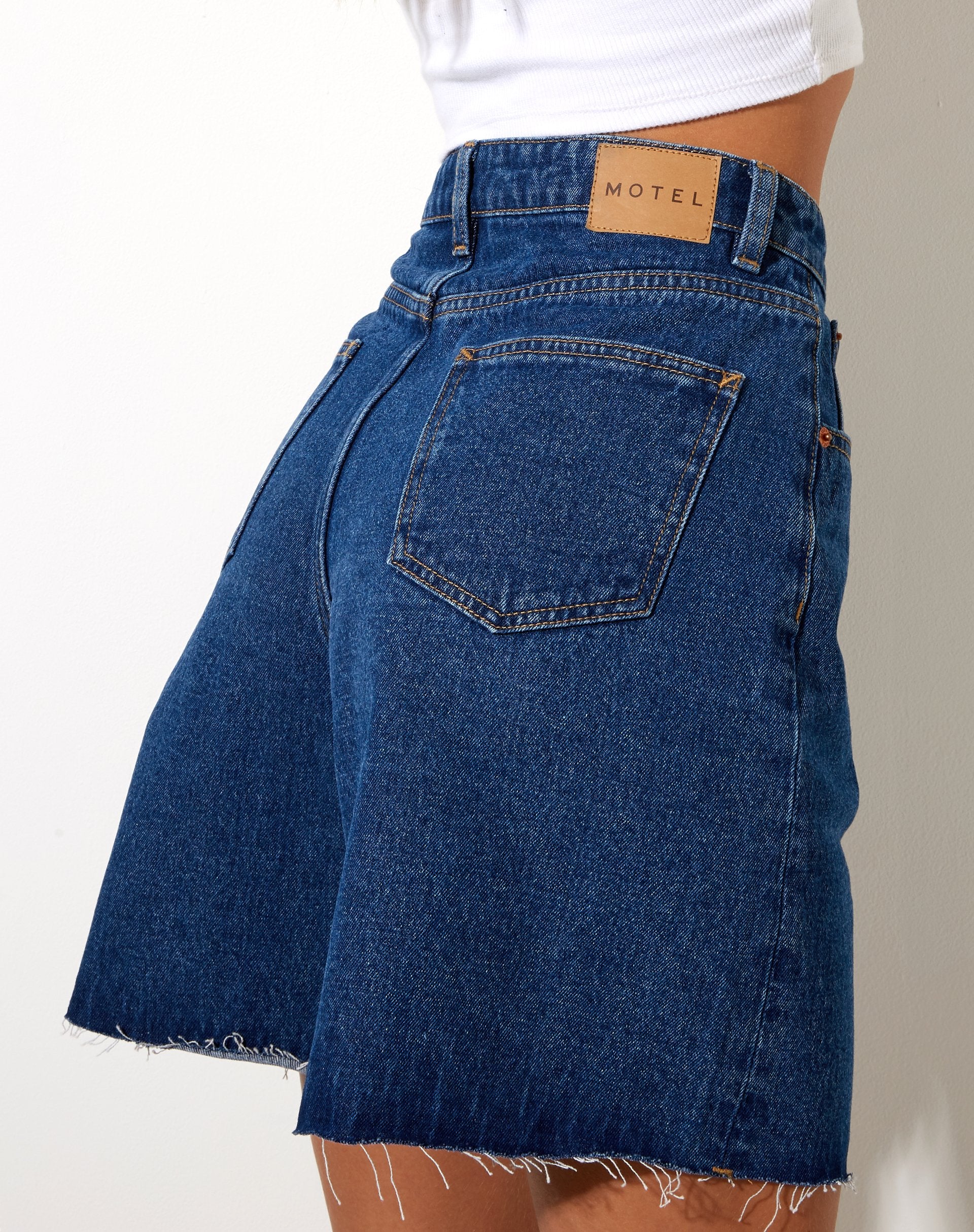 Immagine del pantaloncino di jeans loose fit in blu classico
