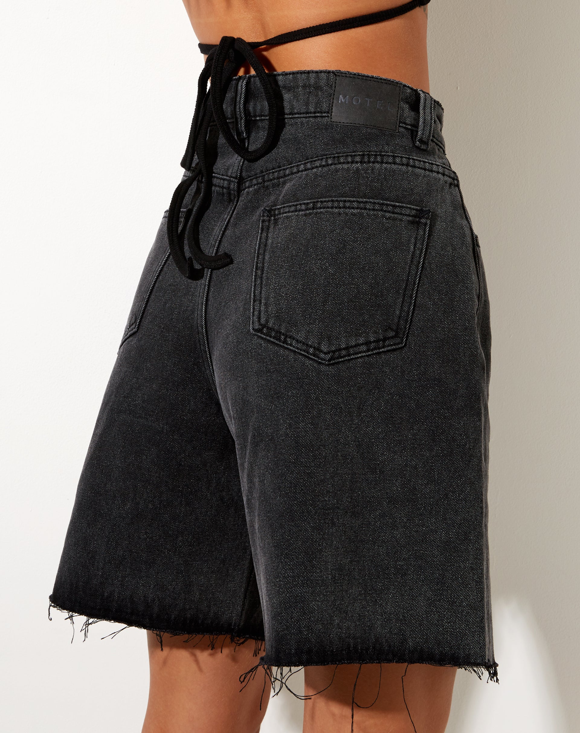 Immagine del pantaloncino in denim loose fit con lavaggio nero