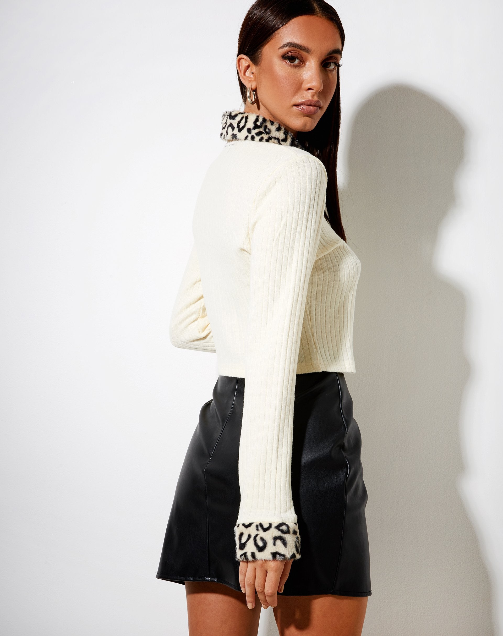 Immagine di Loria Cardi in costina avorio con animale beige