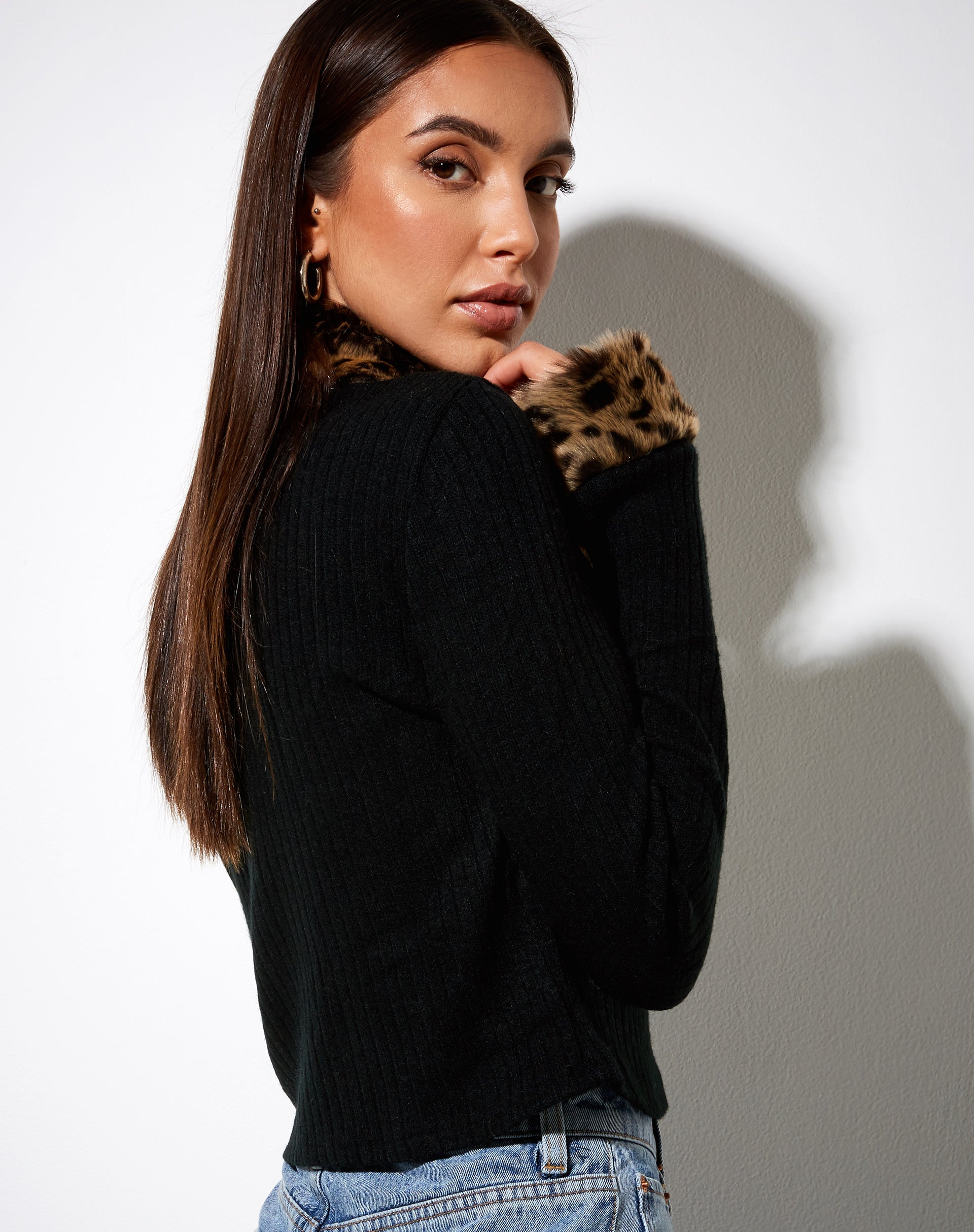 Immagine di Loria Cardi in nero con animale marrone