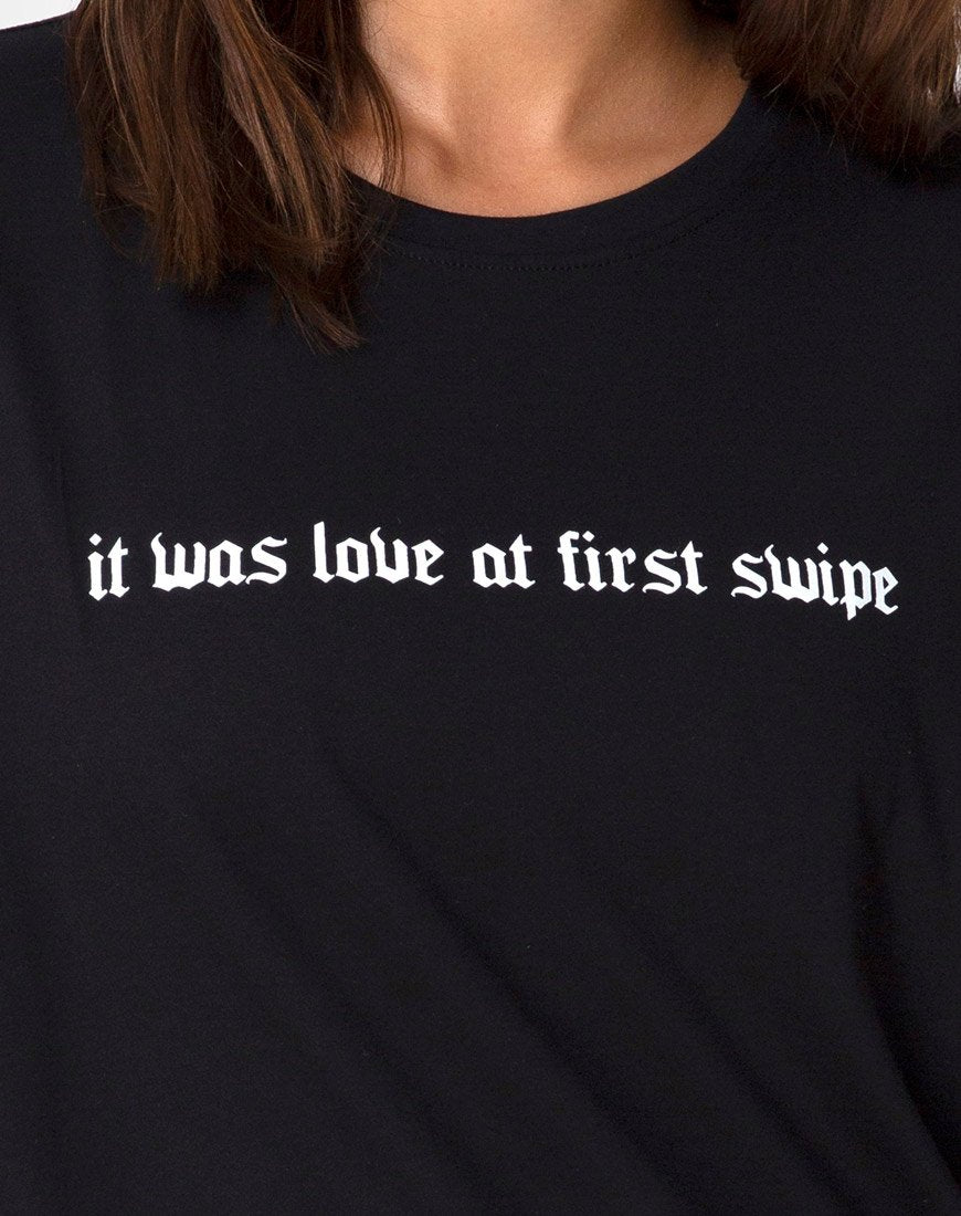 Immagine di Lotsun Tee in Love at First Swipe con posizionamento in nero