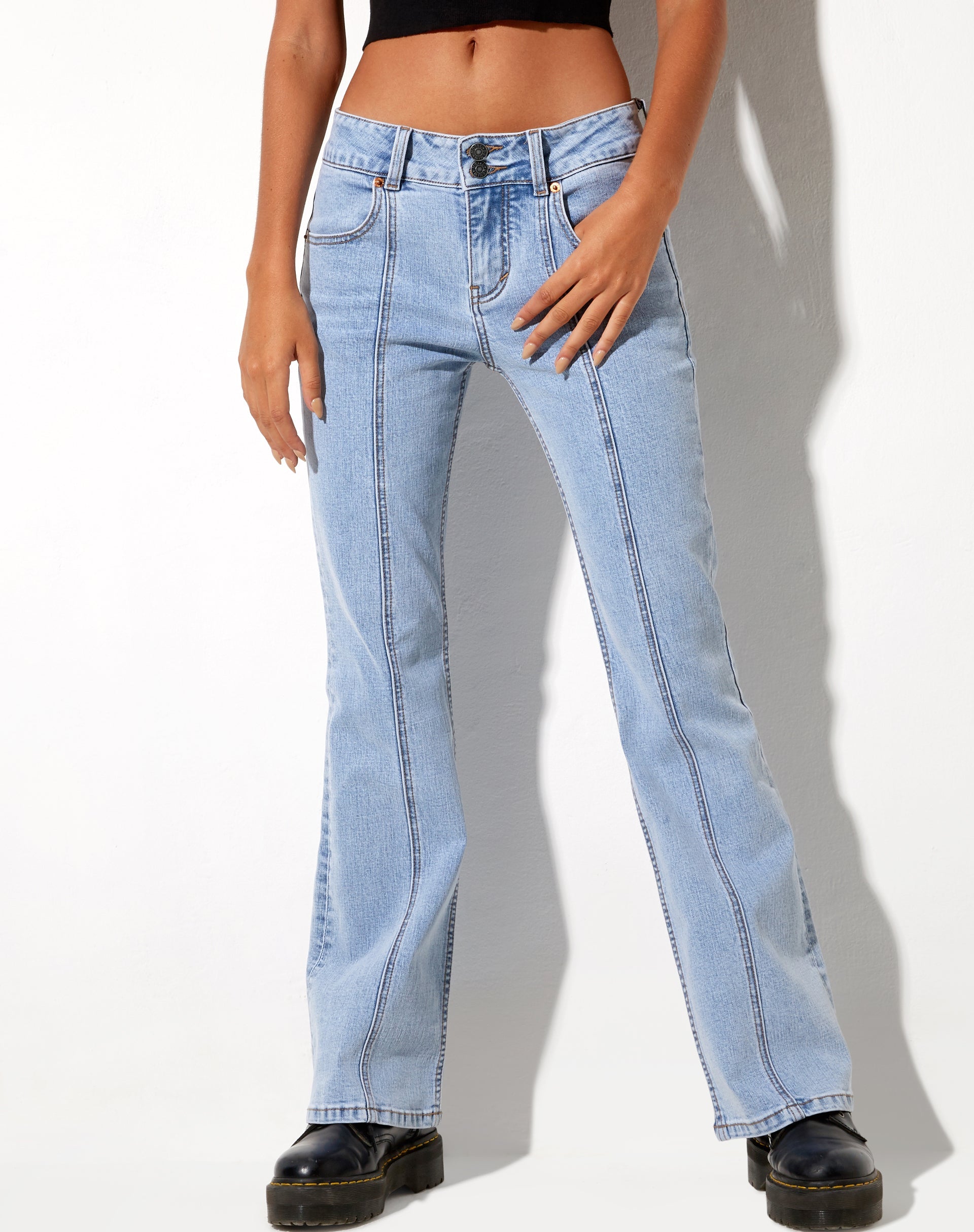 Immagine dei jeans a vita bassa con lavaggio super leggero in blu