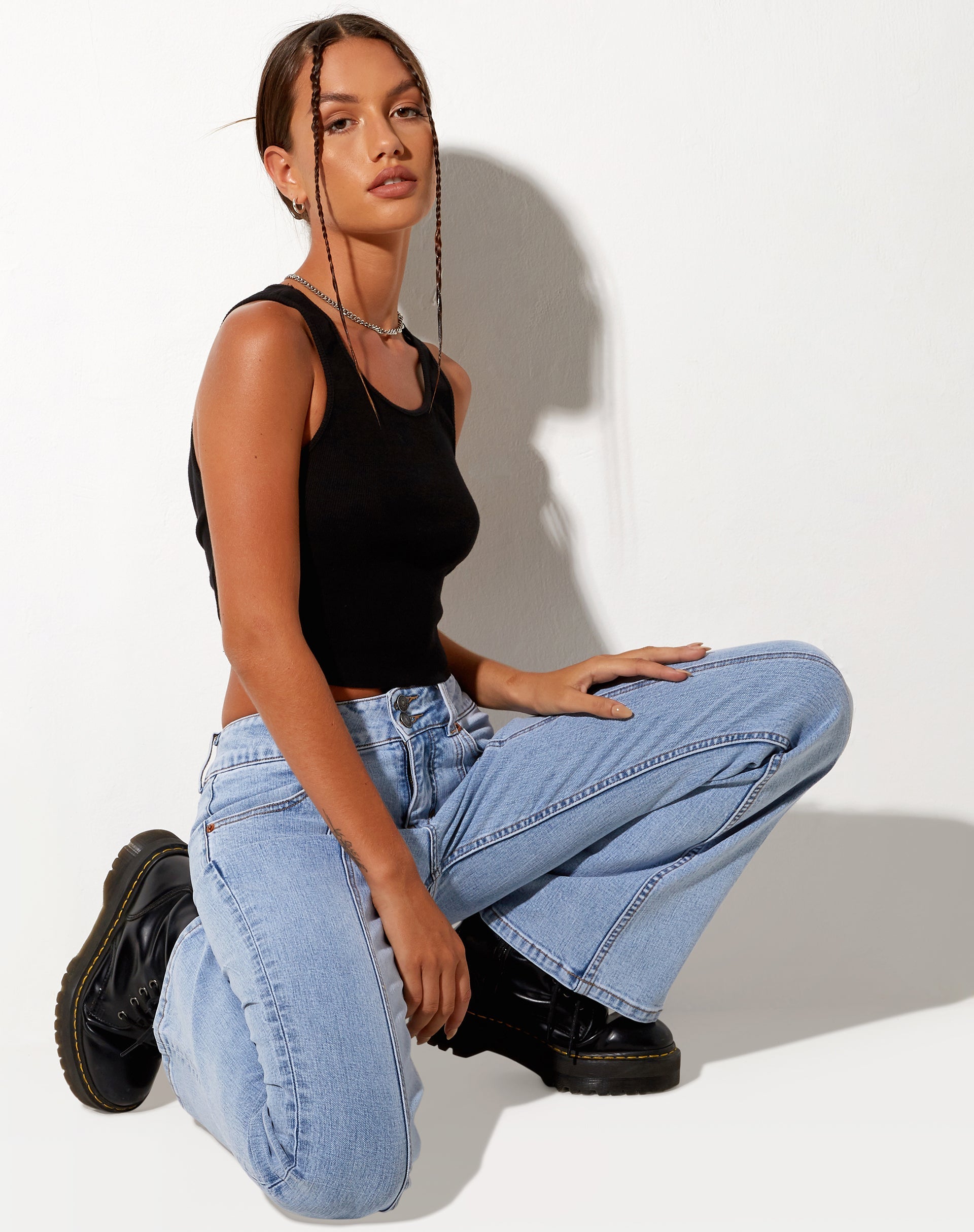Immagine dei jeans a vita bassa con lavaggio super leggero in blu