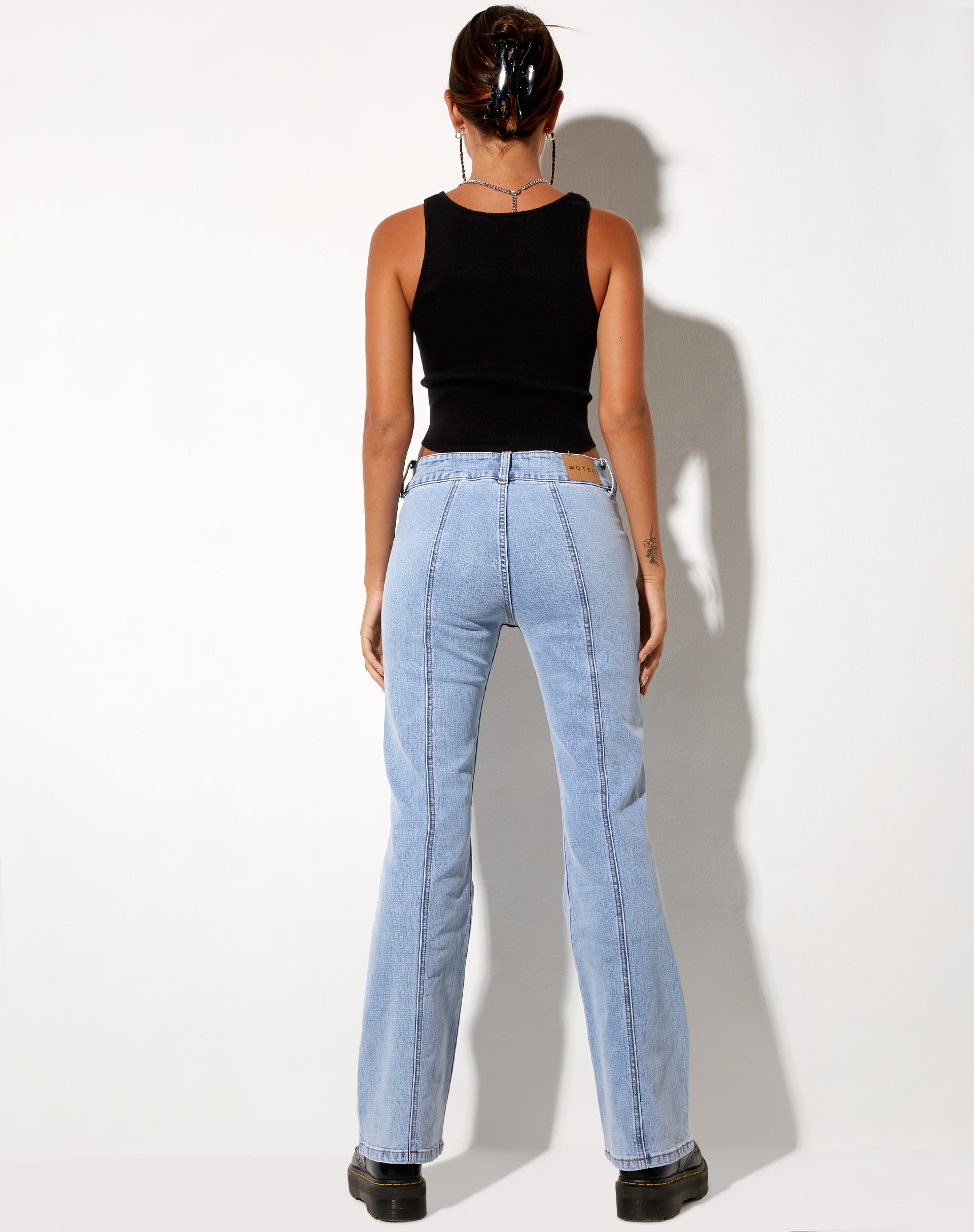 Immagine dei jeans a vita bassa con lavaggio super leggero in blu
