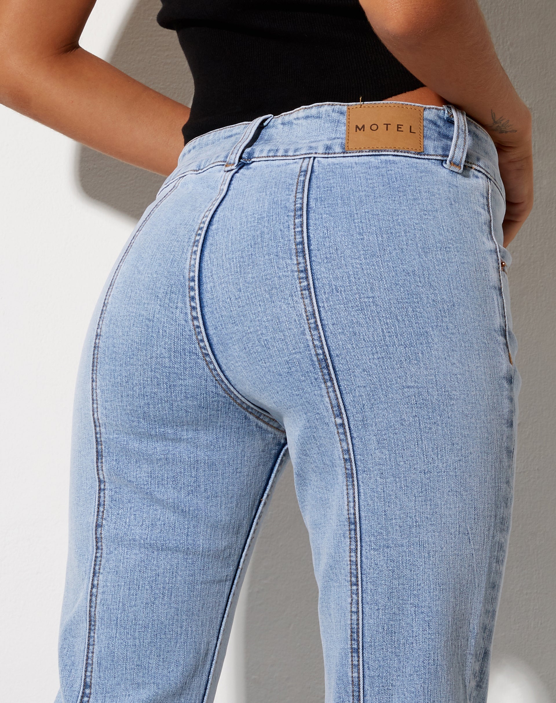Immagine dei jeans a vita bassa con lavaggio super leggero in blu