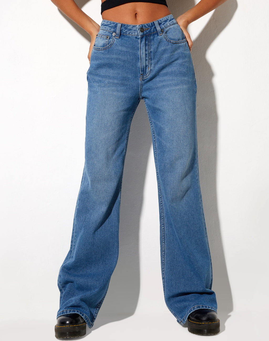 Jeans a vita bassa con lavaggio blu