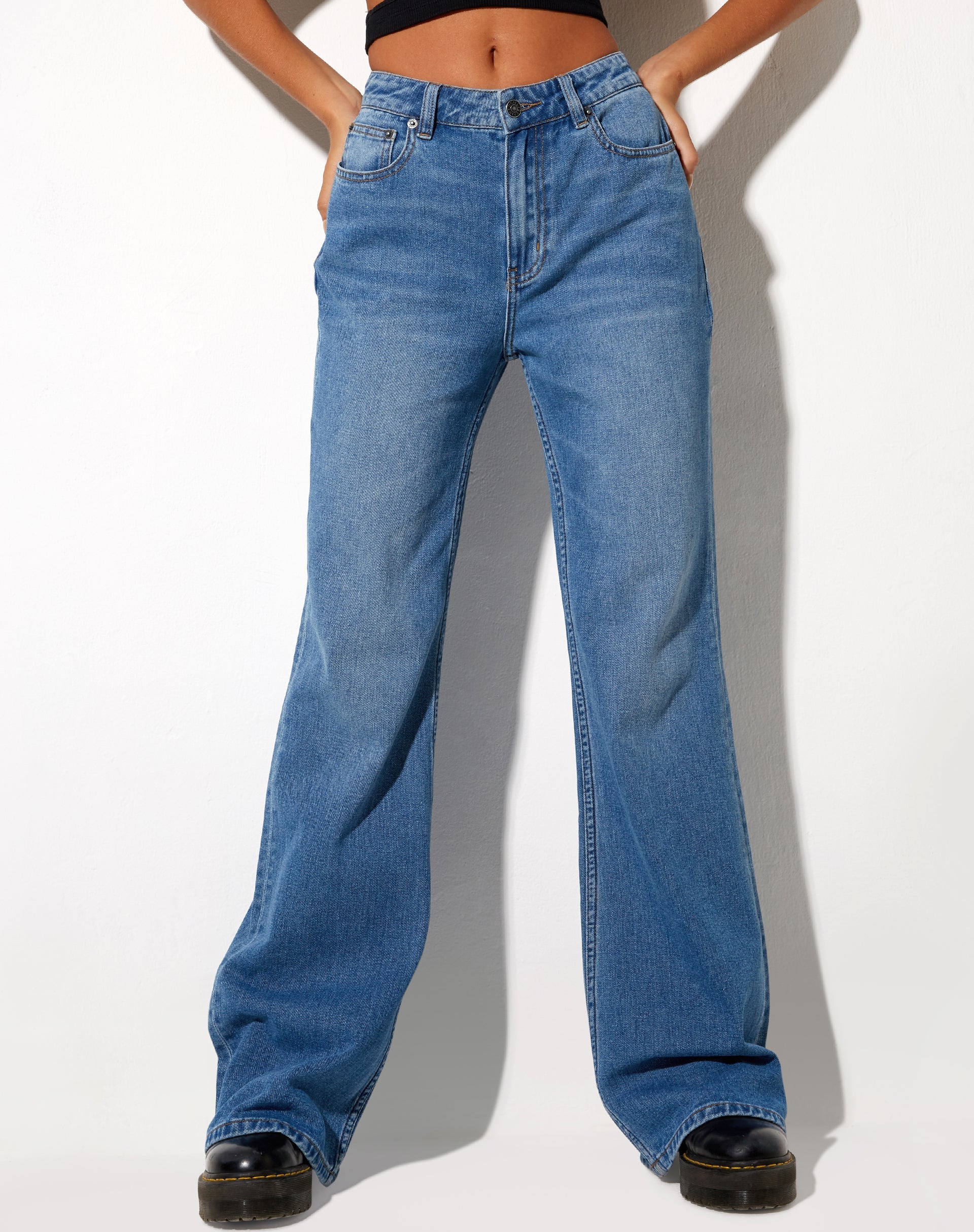 Immagine dei jeans a vita bassa in lavaggio blu
