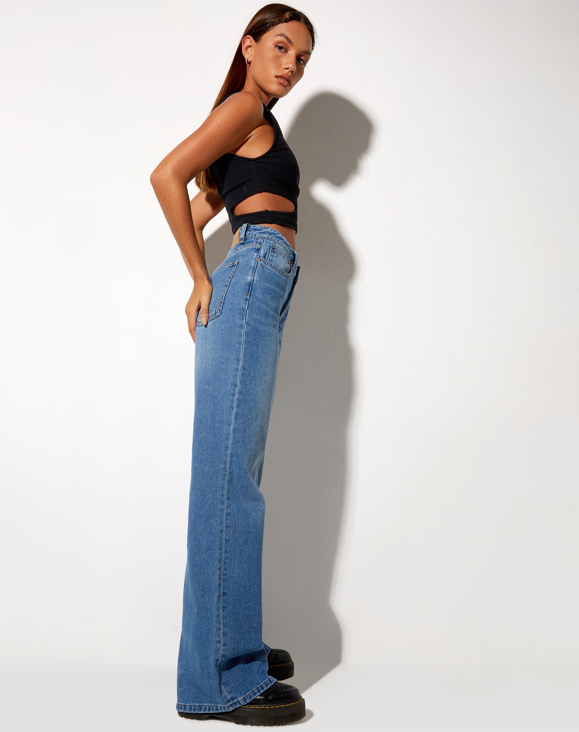 Immagine dei jeans a vita bassa in lavaggio blu