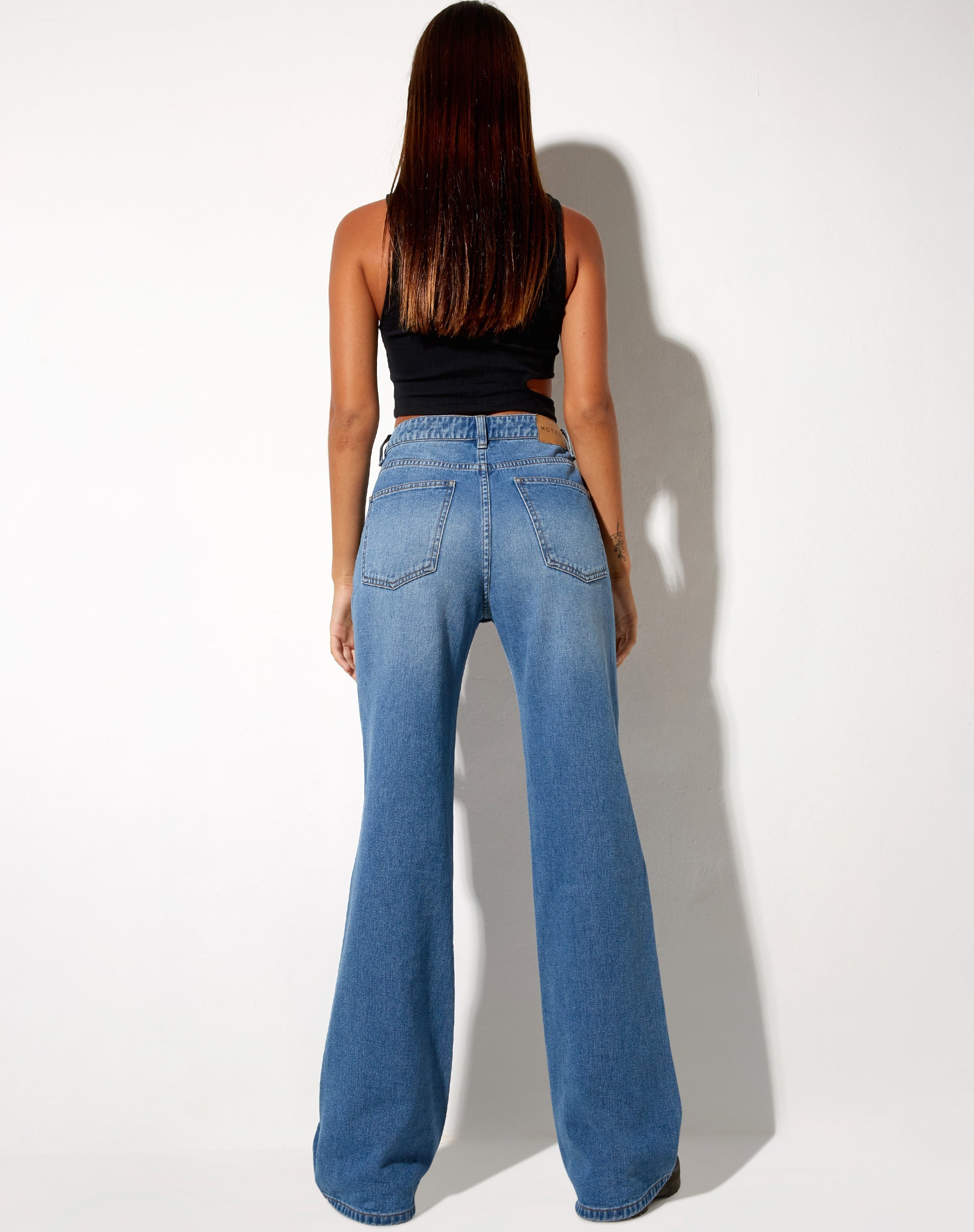 Immagine dei jeans a vita bassa in lavaggio blu