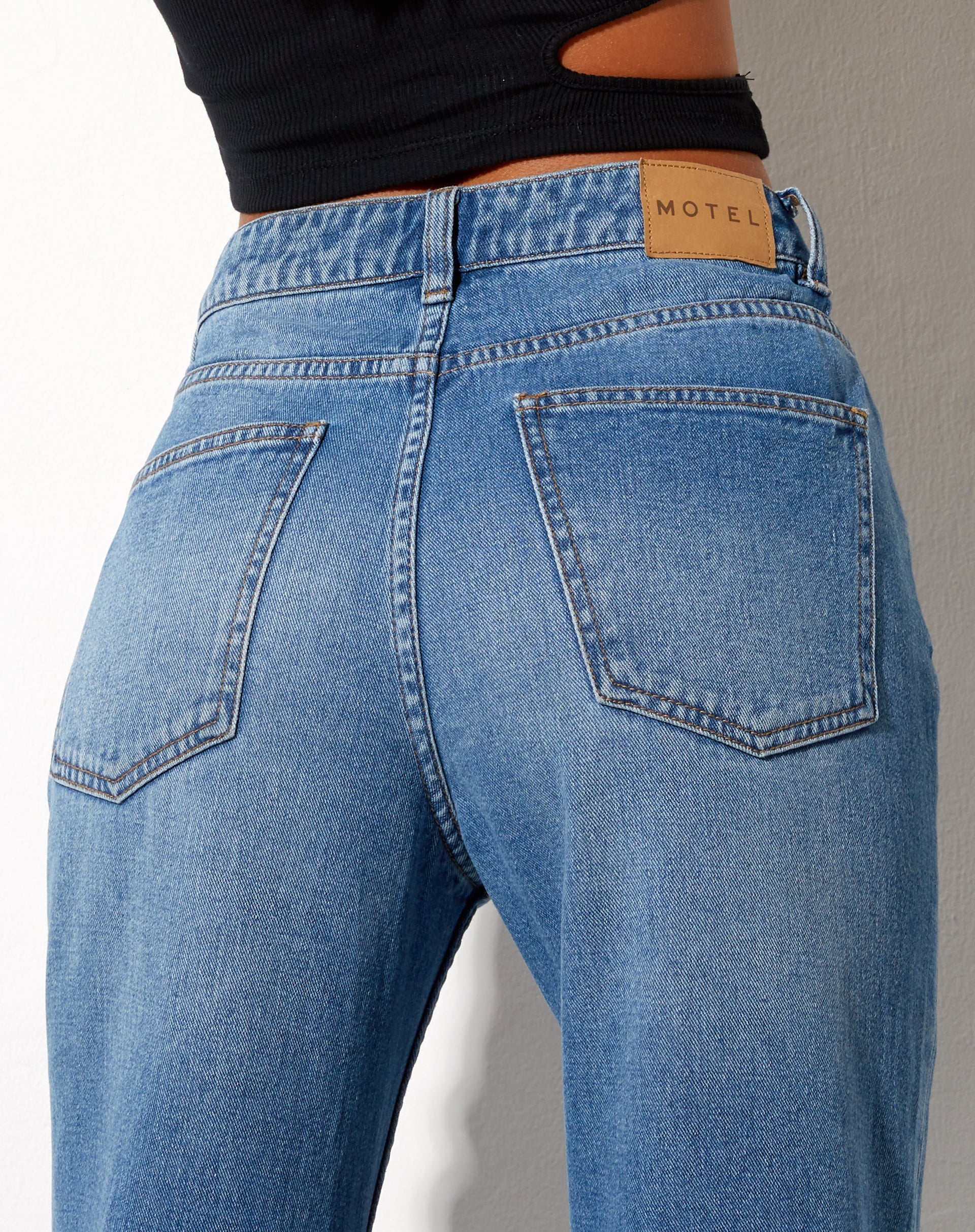 Immagine dei jeans a vita bassa in lavaggio blu