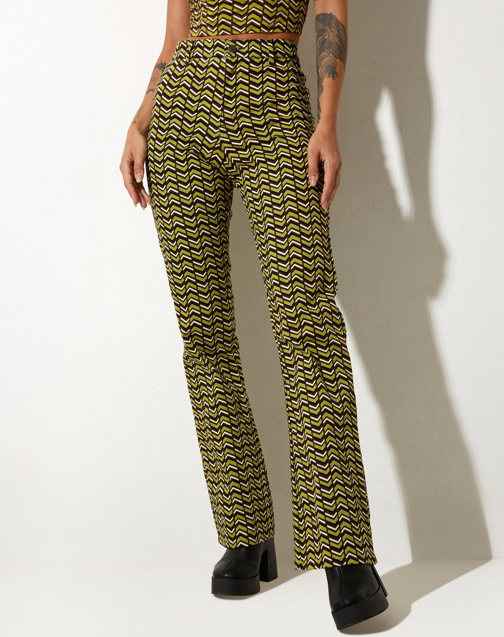 Zoven - Pantaloni svasati in verde Chevron