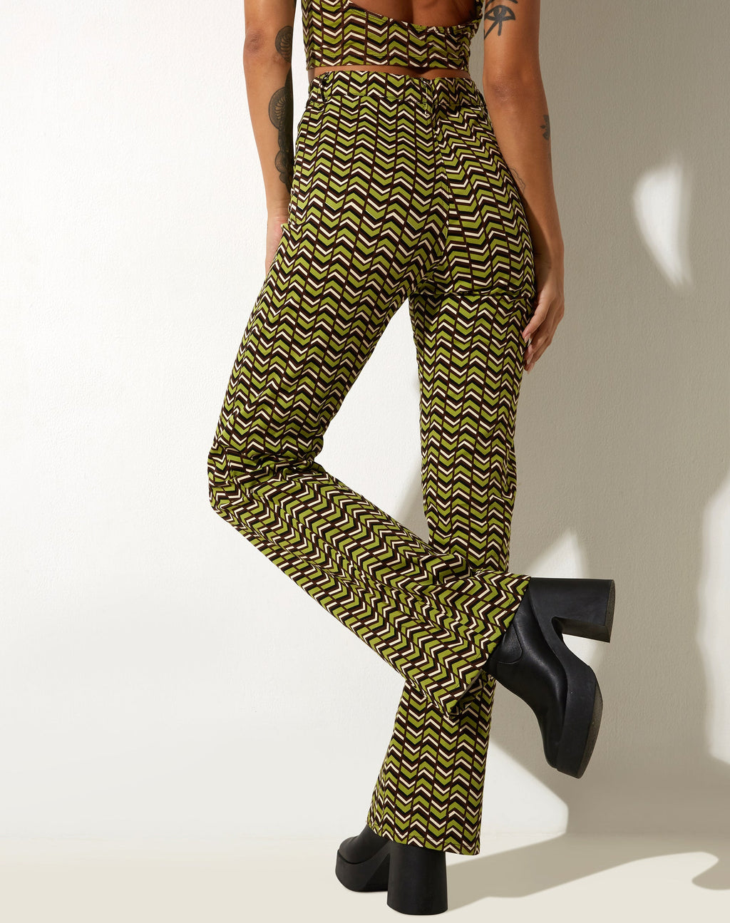Zoven - Pantaloni svasati in verde Chevron