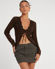 immagine di Mahina Cardi in maglia marrone cioccolato
