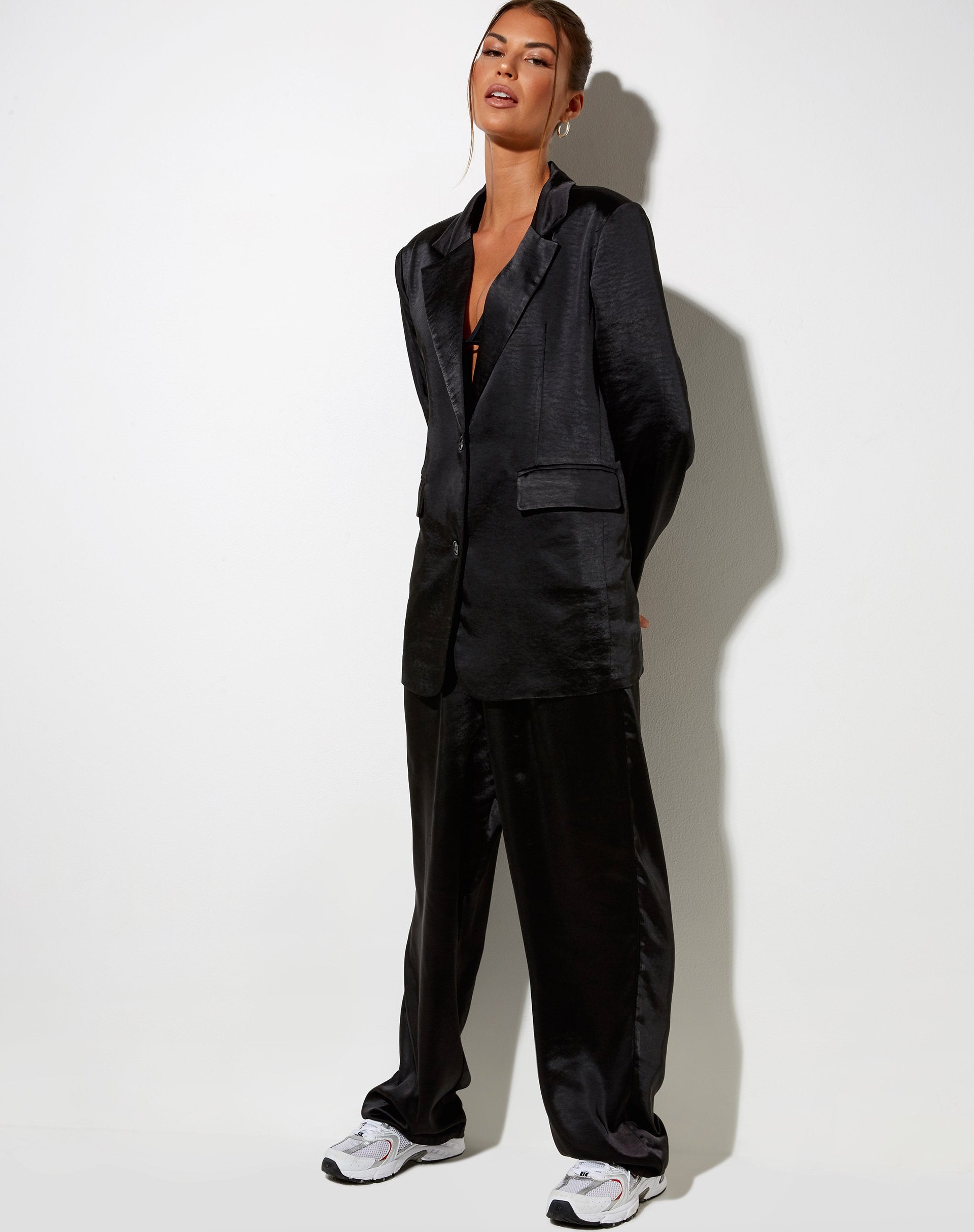Immagine dei pantaloni Sakila in raso nero