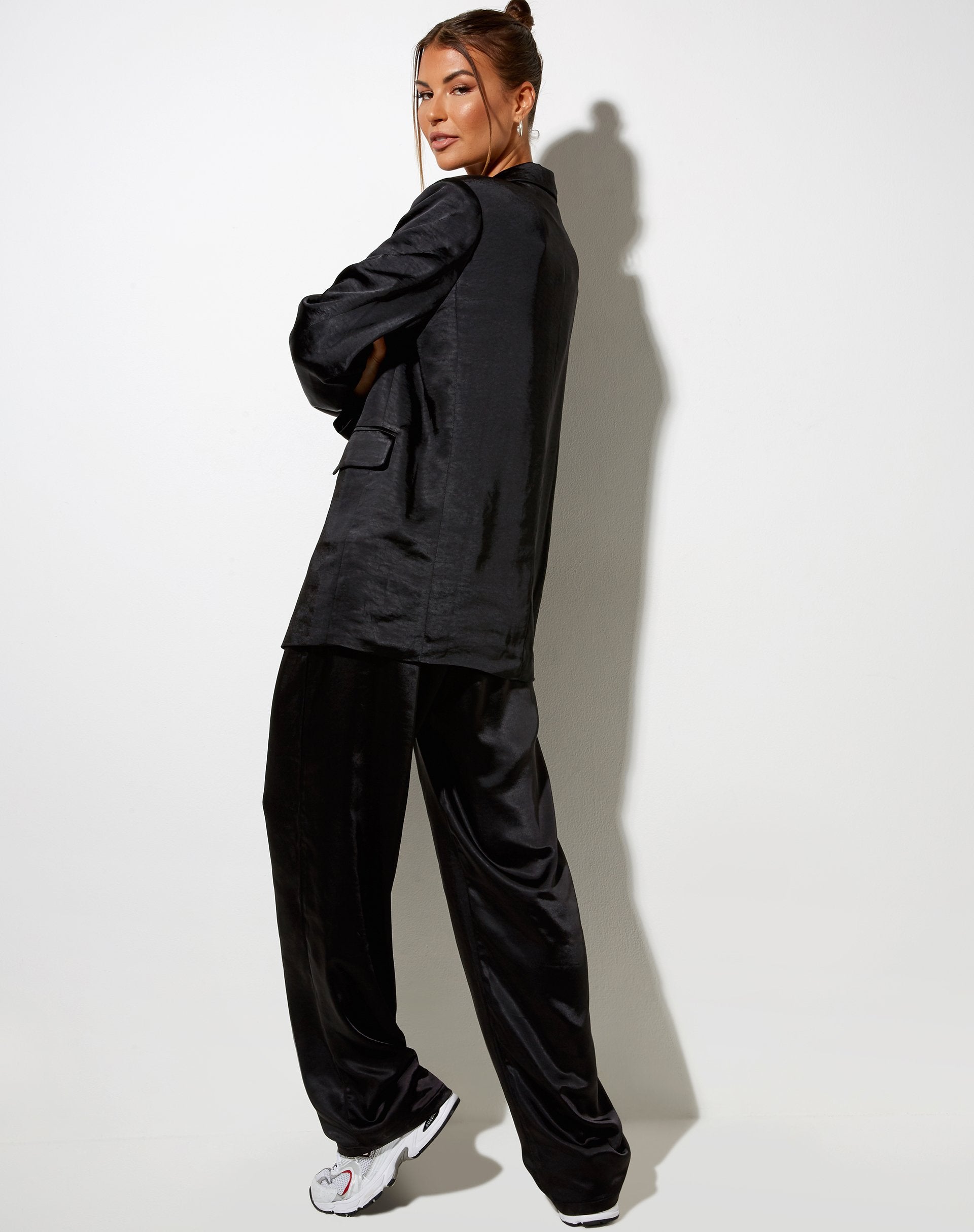 Immagine dei pantaloni Sakila in raso nero