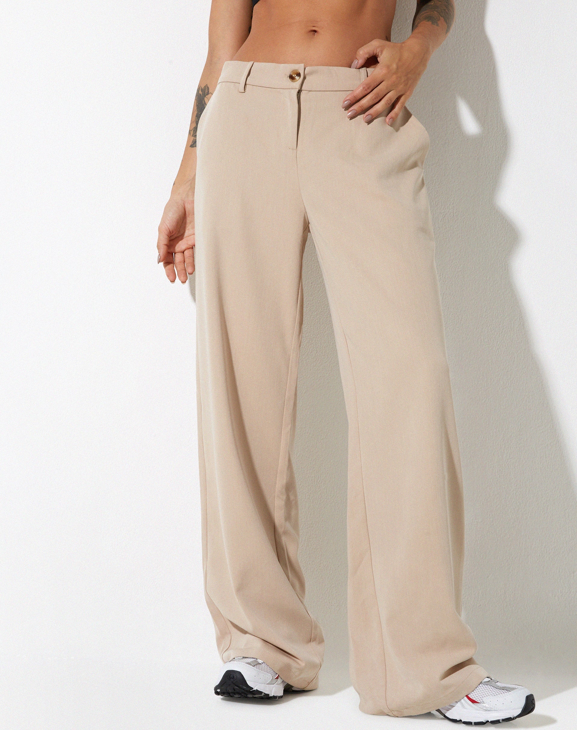 immagine del pantalone Abena in morbido tessuto sartoriale beige