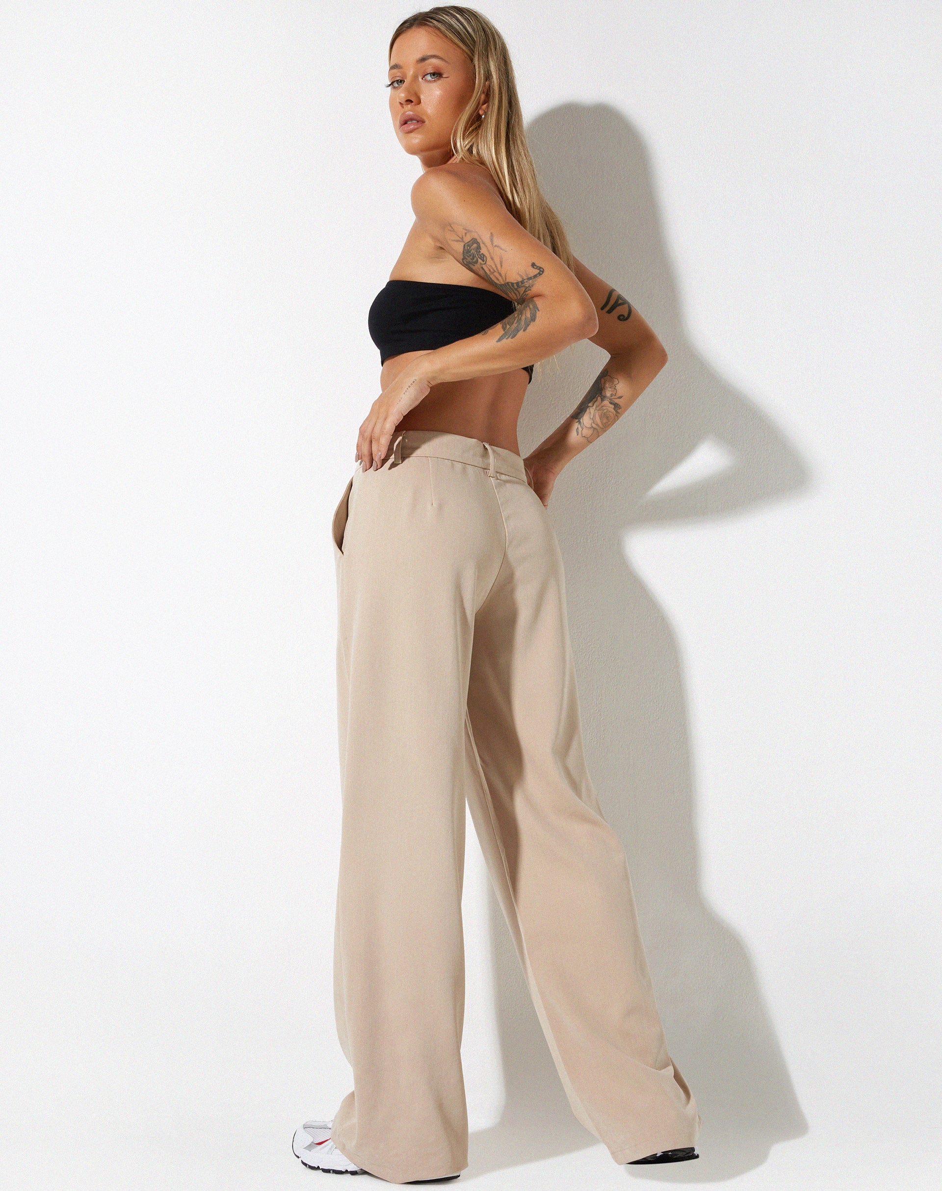 immagine del pantalone Abena in morbido tessuto sartoriale beige