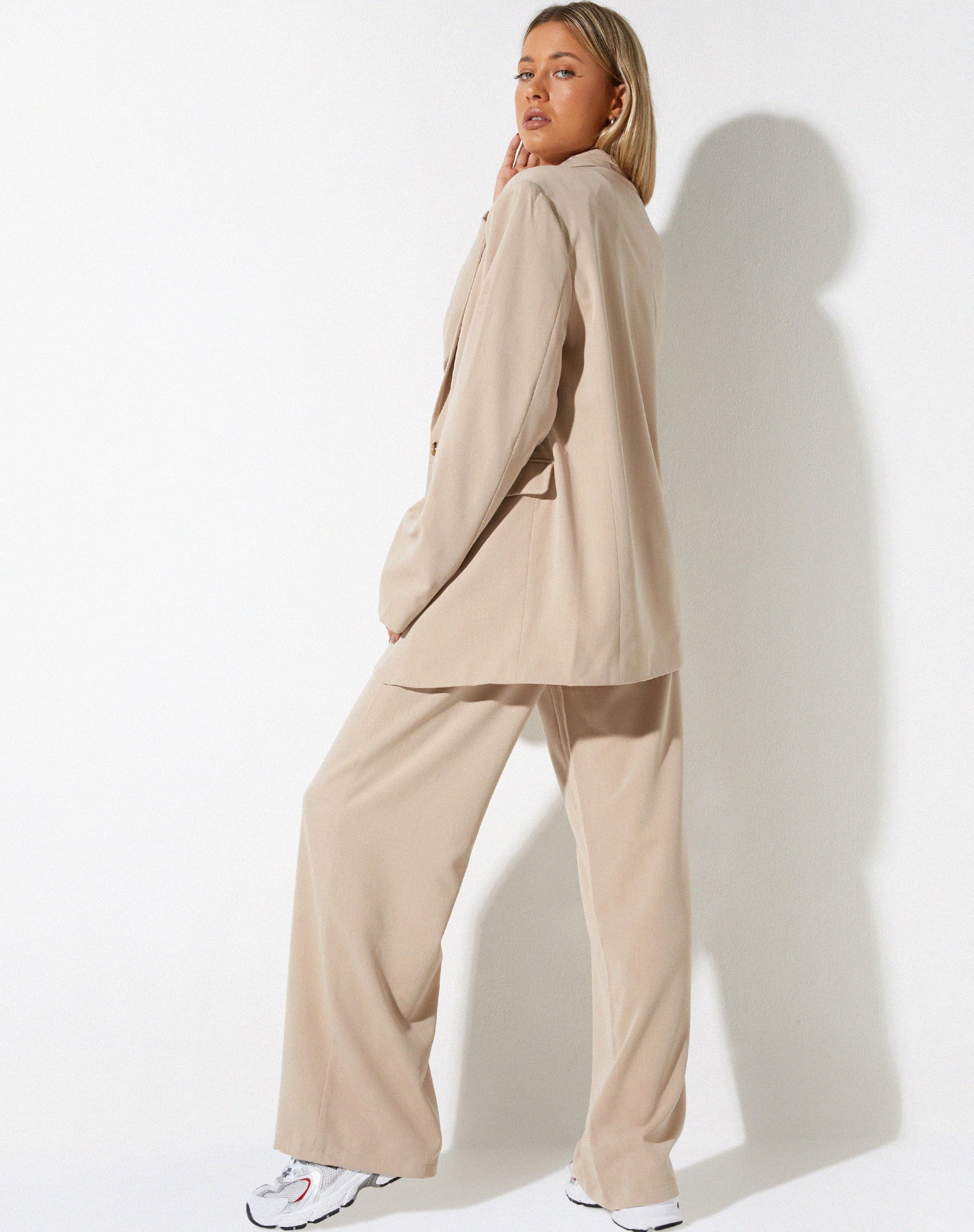 immagine del pantalone Abena in morbido tessuto sartoriale beige